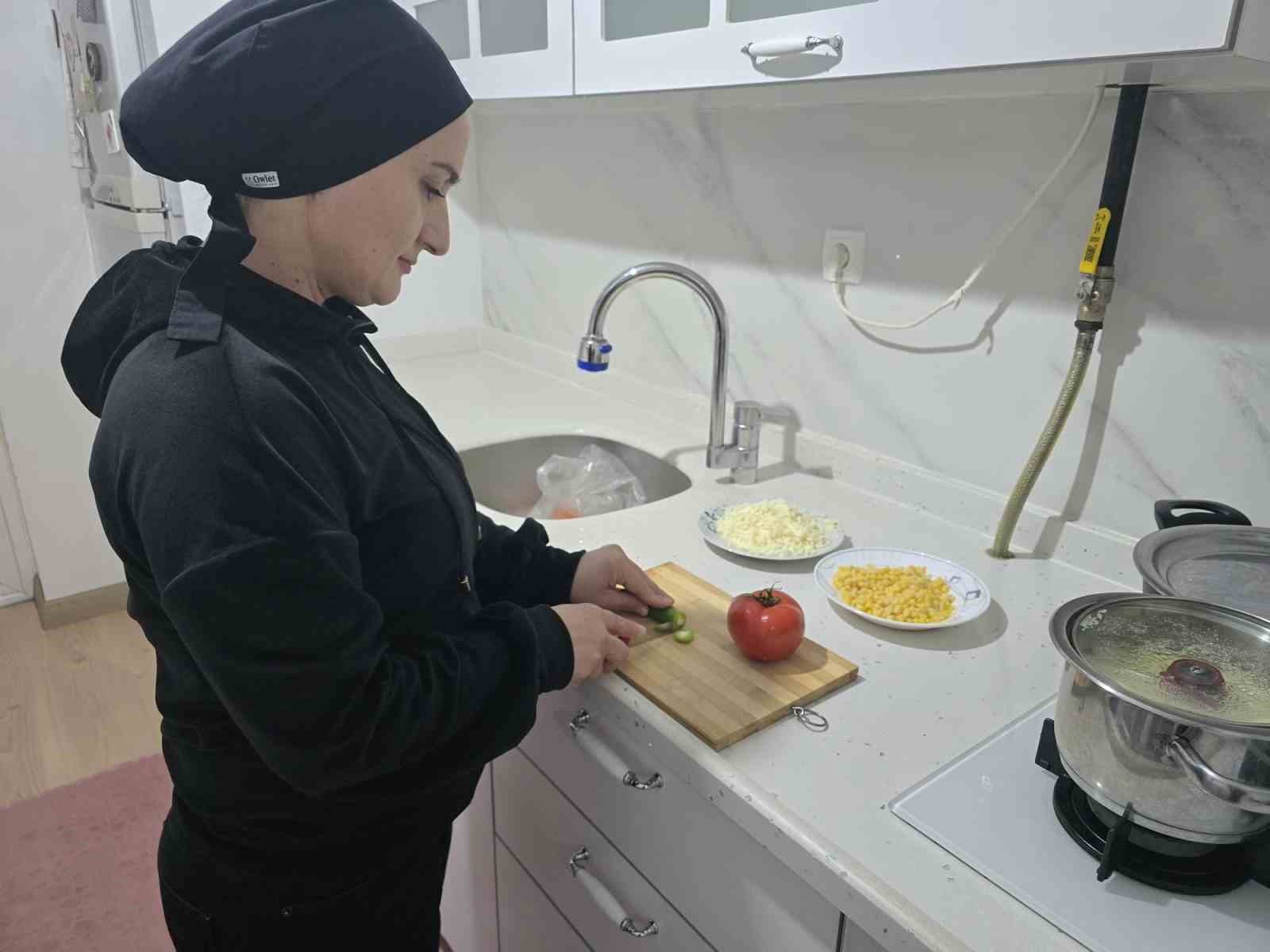 Enkazdan atölyeye bir hayat mücadelesi: İki çocuk annesi mobilyaya şekil veriyor
