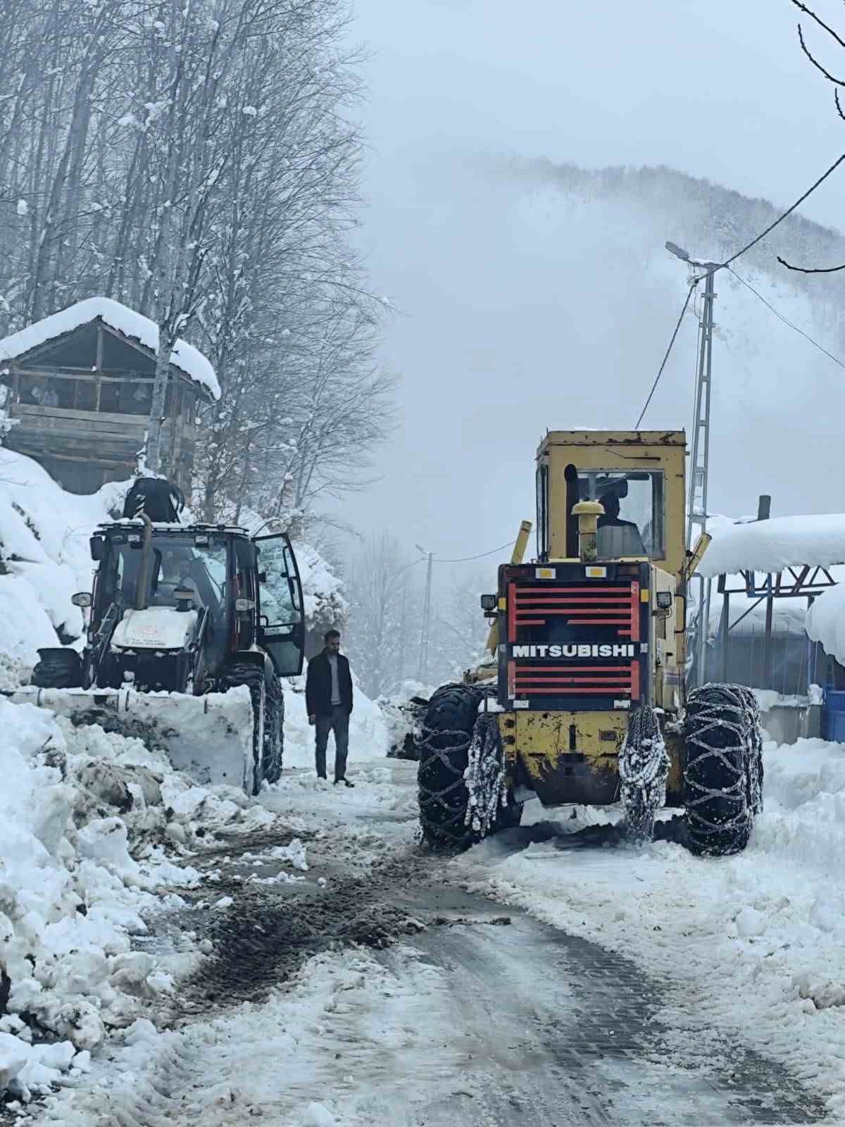 Erbaa’da kapanan köy yolu ekiplerin çalışmasıyla açıldı
