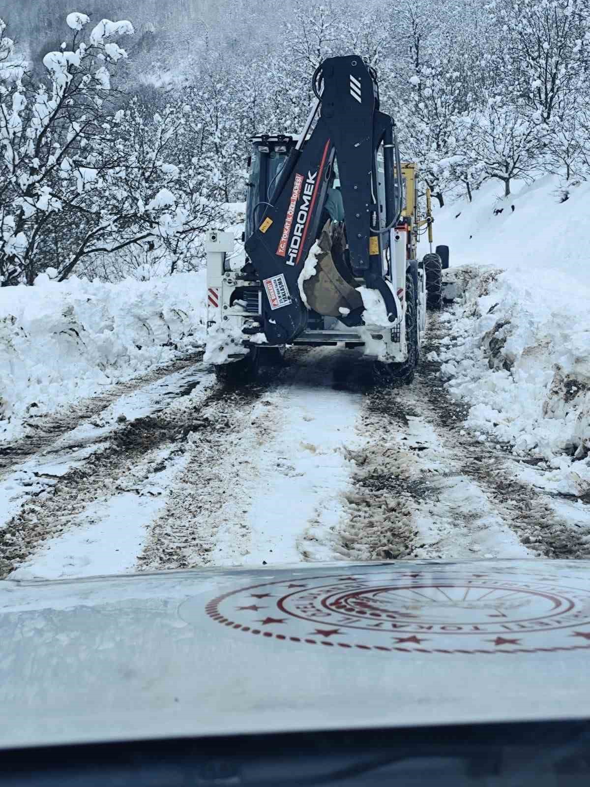 Erbaa’da kapanan köy yolu ekiplerin çalışmasıyla açıldı
