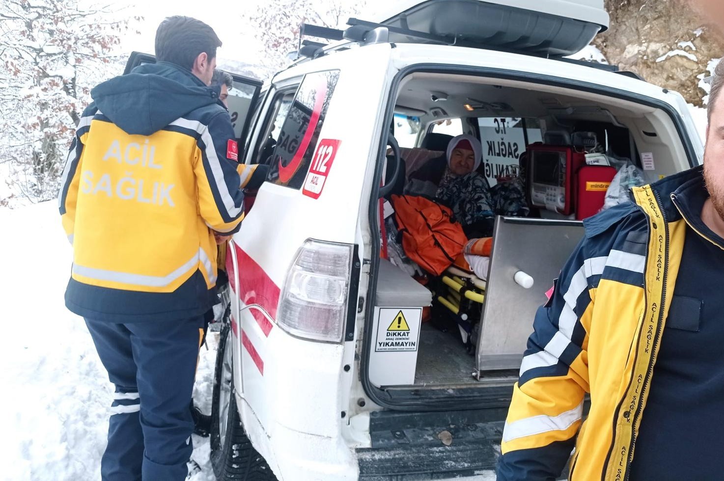 Erbaa’da mahsur kalan yaşlı hasta için ekipler seferber oldu

