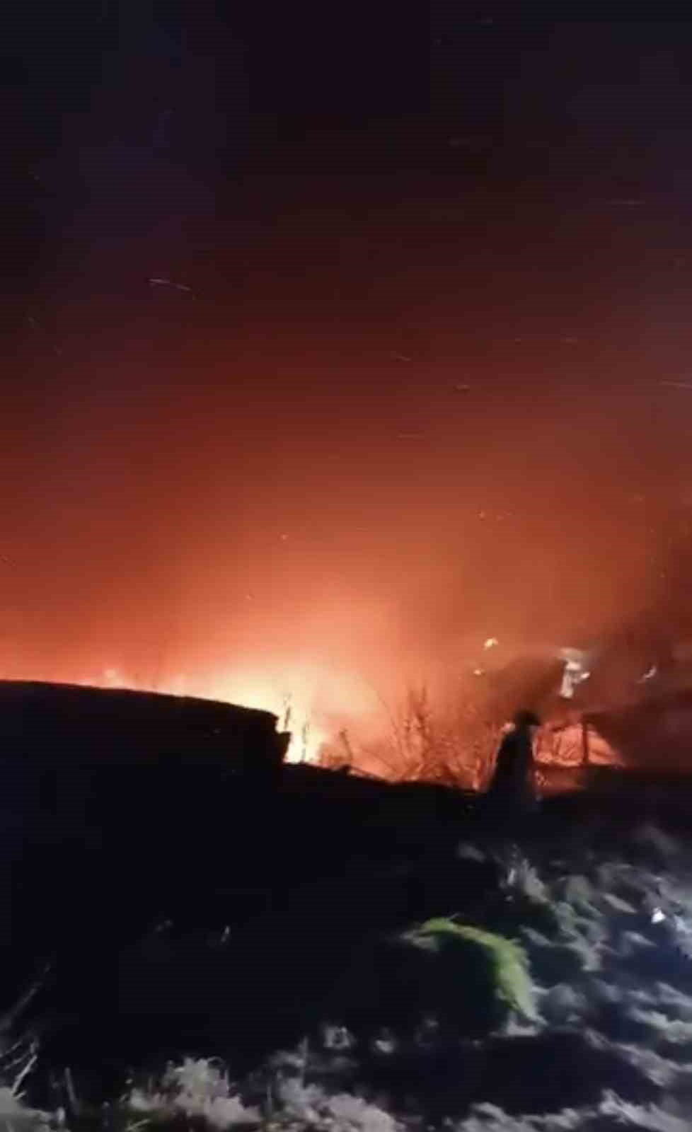 Erbaa’da müstakil ev çıkan yangında küle döndü: Yanan evden son anda çıktılar
