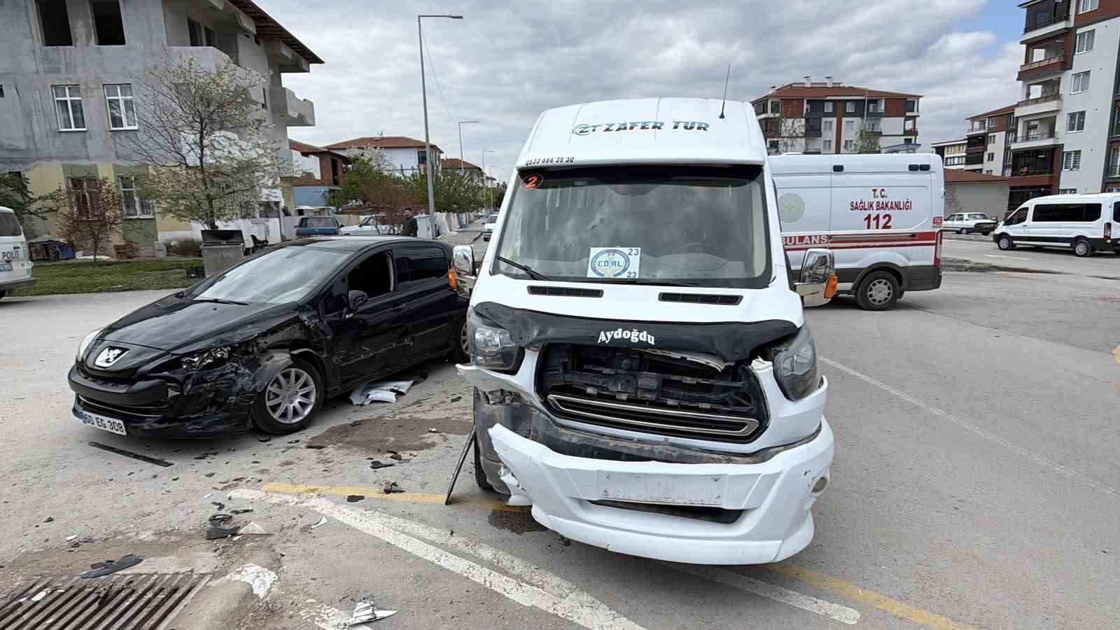 Erbaa’da öğrenci servisi ile otomobil çarpıştı: 10 öğrenci yaralandı
