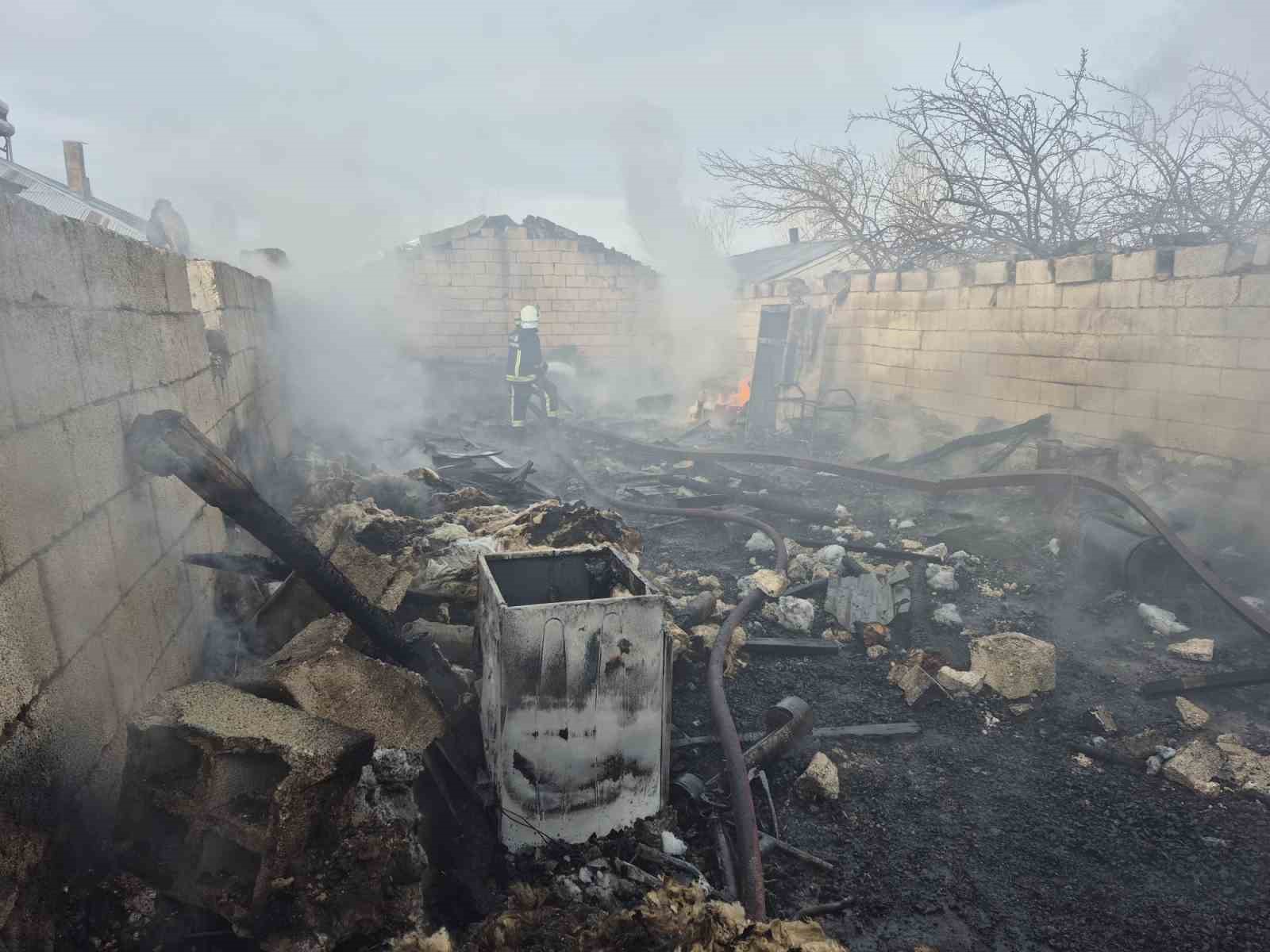 Erçiş’te ahır ve odunluk yangını
