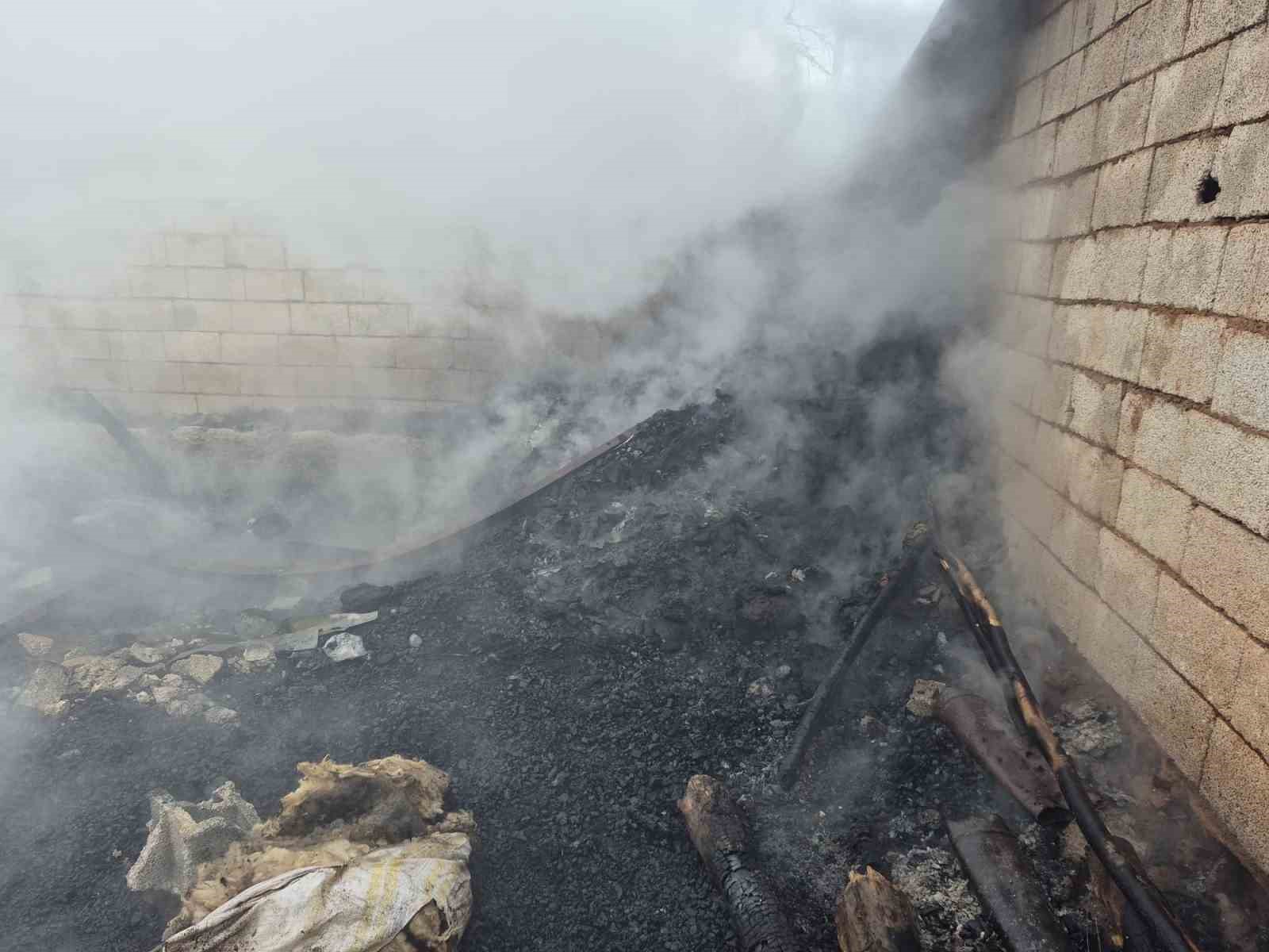 Erçiş’te ahır ve odunluk yangını
