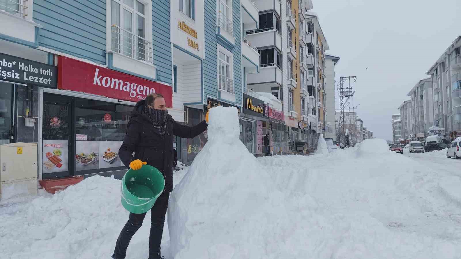 Erciş’te boş kalan esnaf kardan adam yaptı
