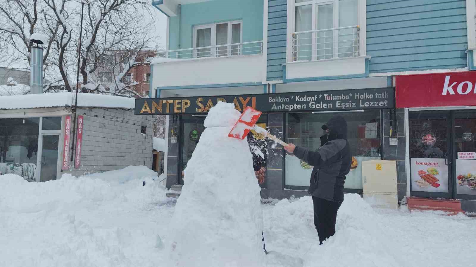 Erciş’te boş kalan esnaf kardan adam yaptı
