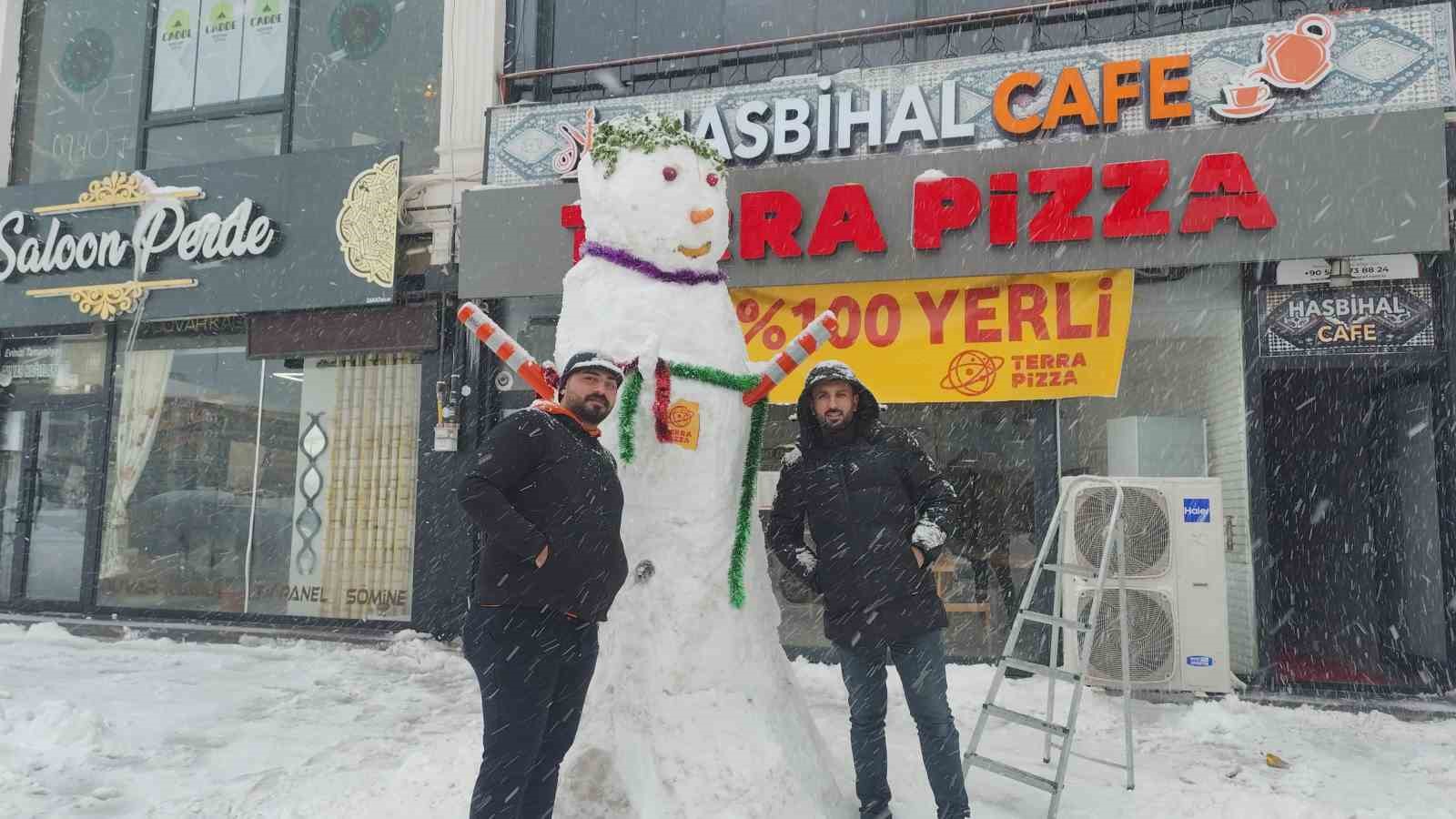 Erciş’te boş kalan esnaf kardan adam yaptı
