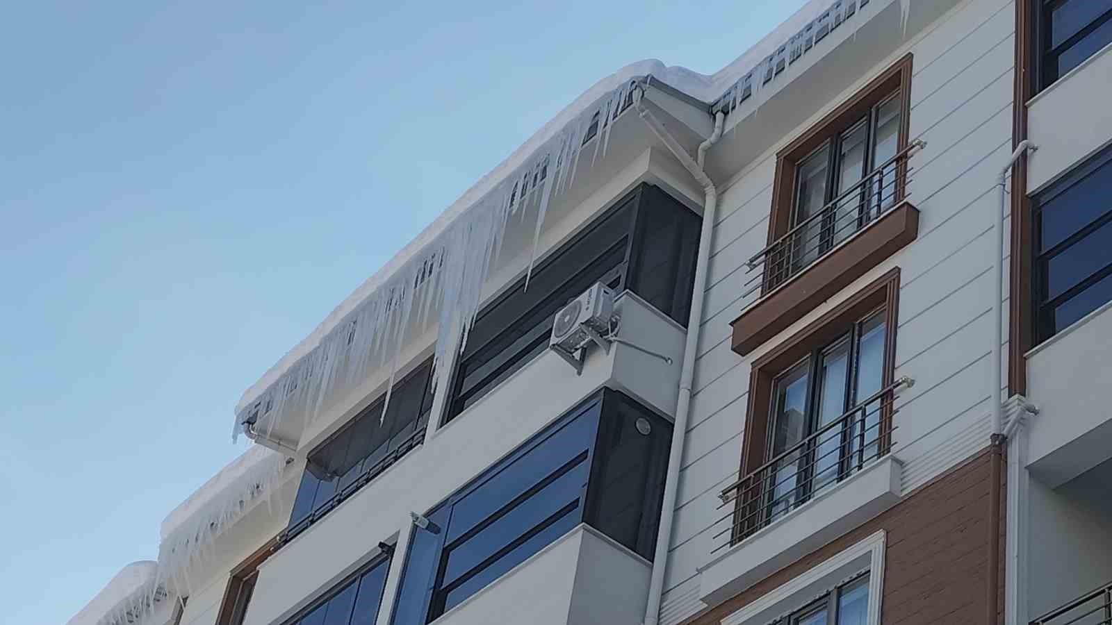 Erciş’te buz sarkıtları tehlike saçıyor
