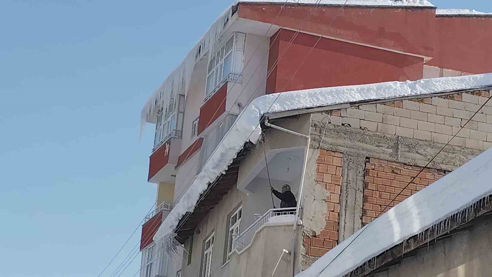 Erciş’te buz sarkıtları tehlike saçıyor
