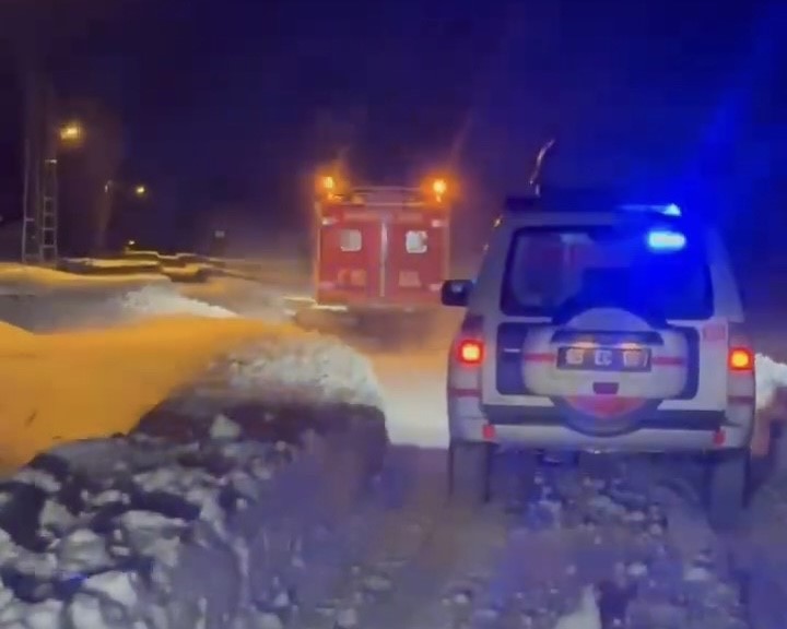 Erciş’te kapanan yollarda hastalara Snowtrack ile ulaşıldı
