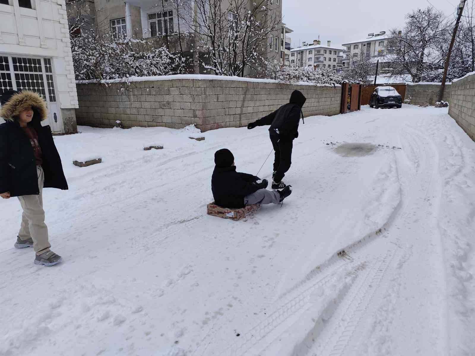 Erciş’te mart ayında kar yağışı
