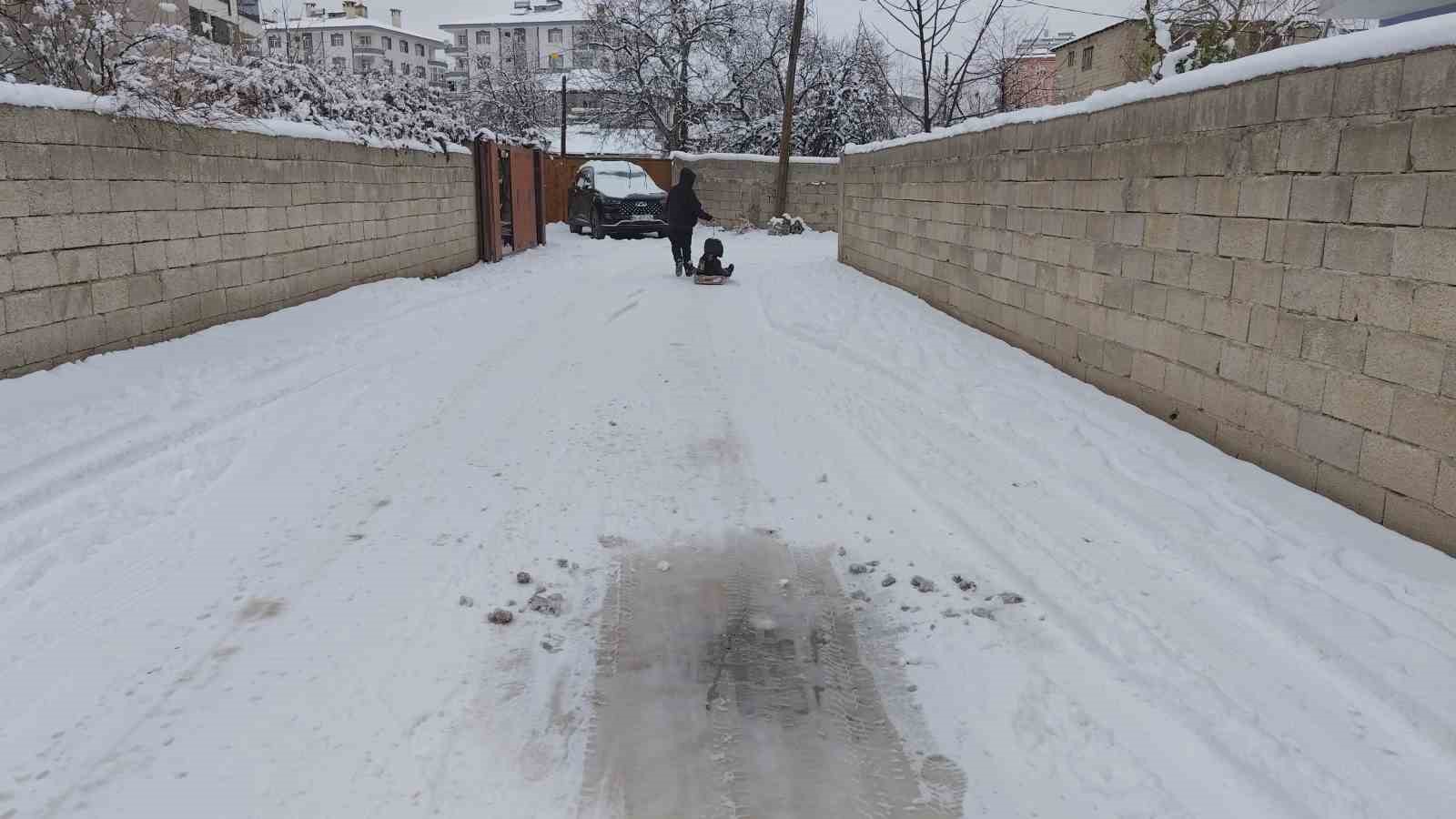 Erciş’te mart ayında kar yağışı
