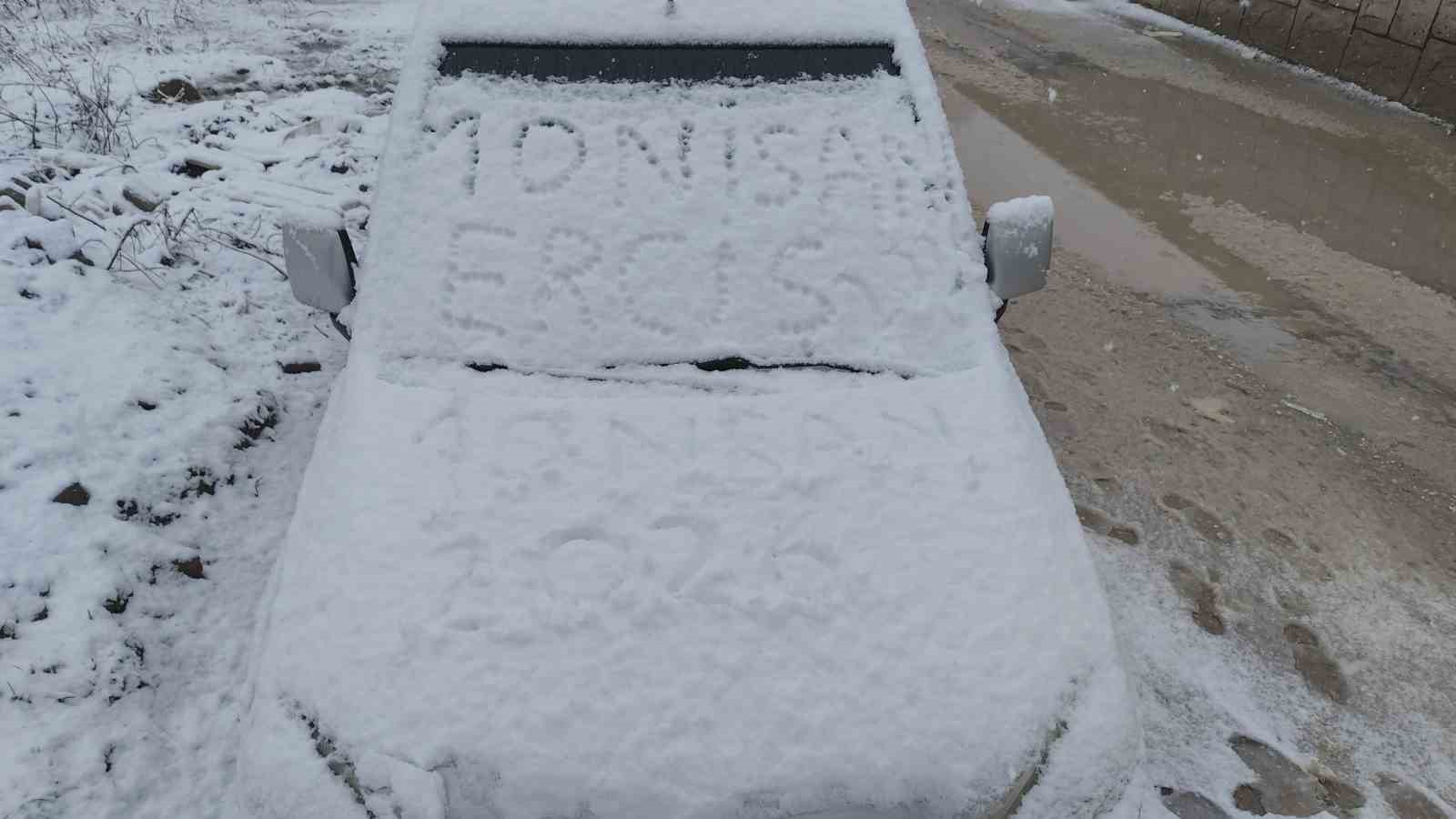 Erciş’te nisan ayında kar yağışı
