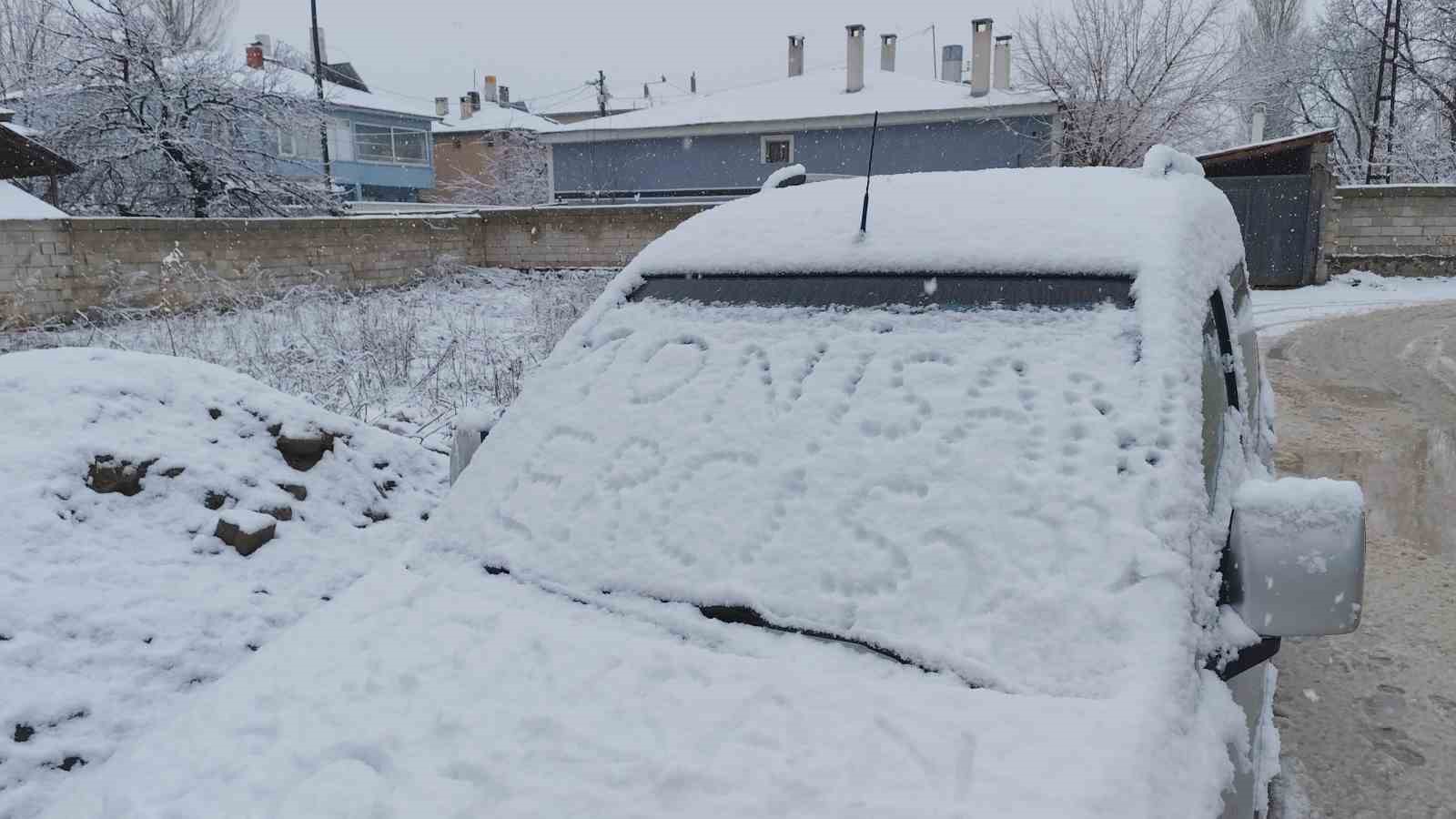 Erciş’te nisan ayında kar yağışı
