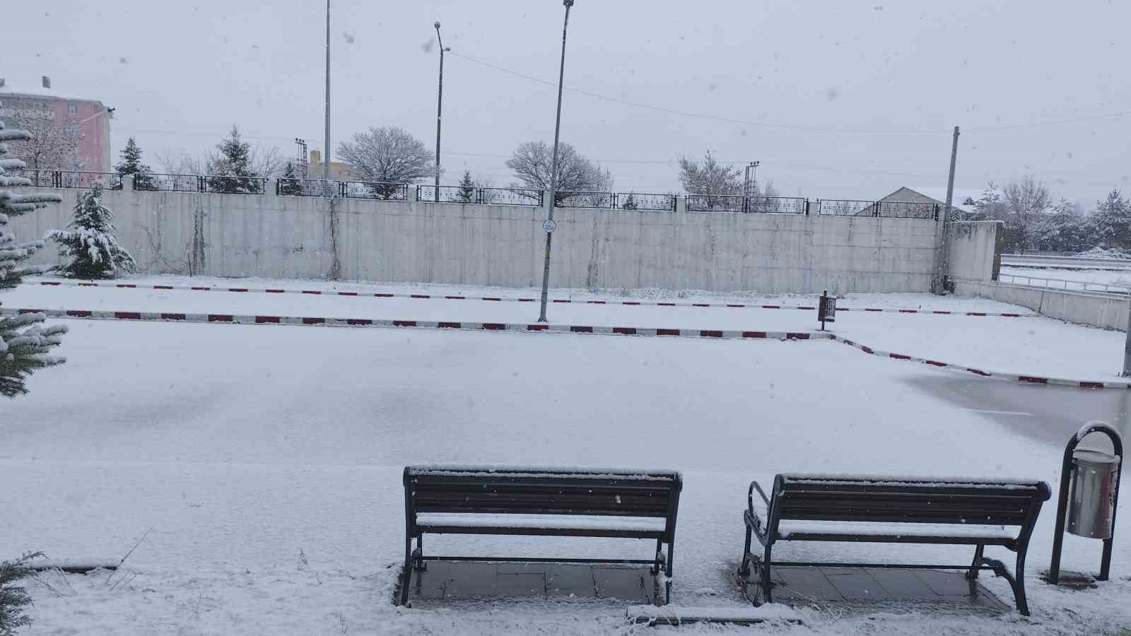 Erciş’te nisan ayında kar yağışı
