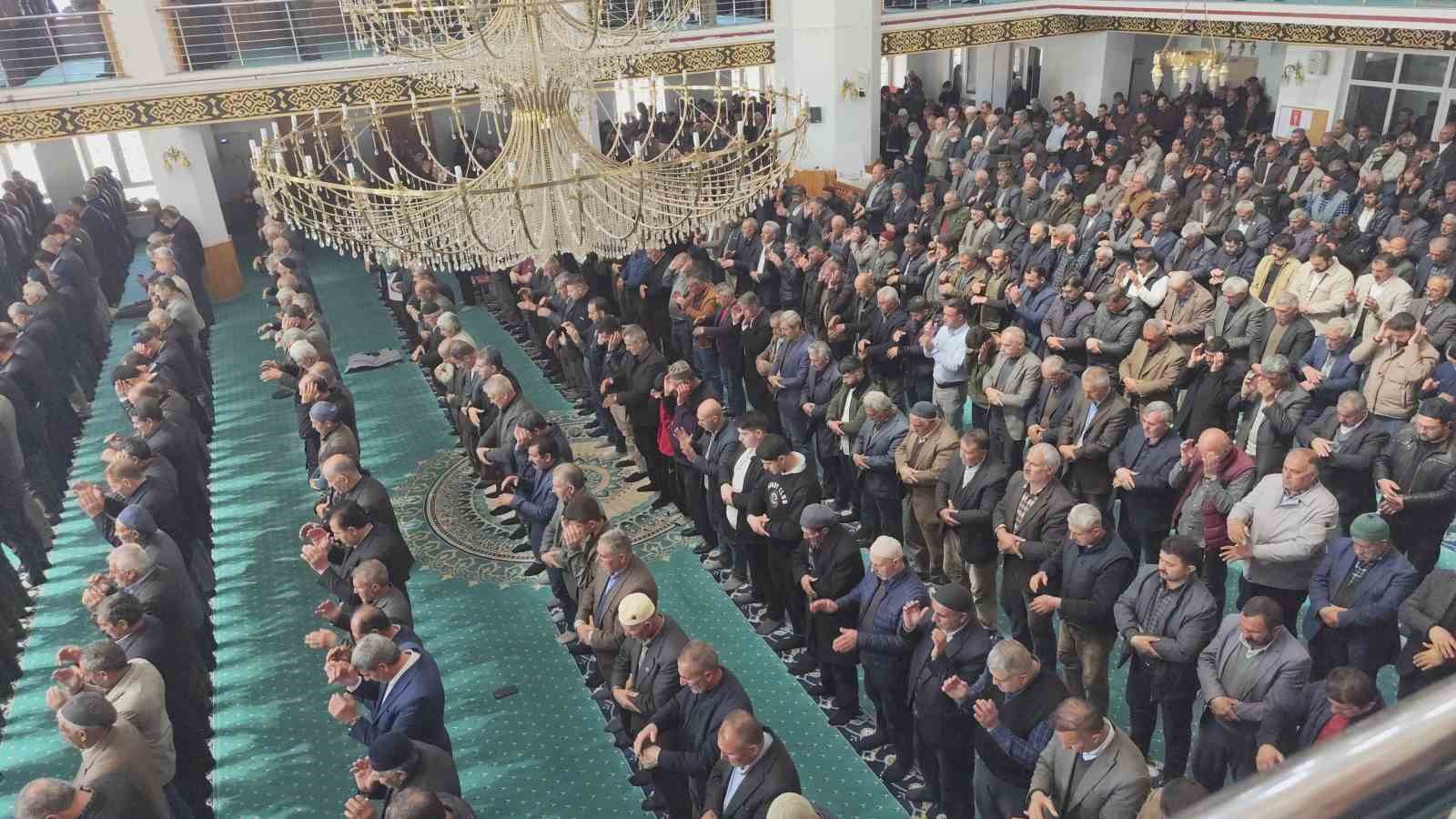 Erciş’te öğretmen ve öğrenciler için gıyabi cenaze namazı kılındı
