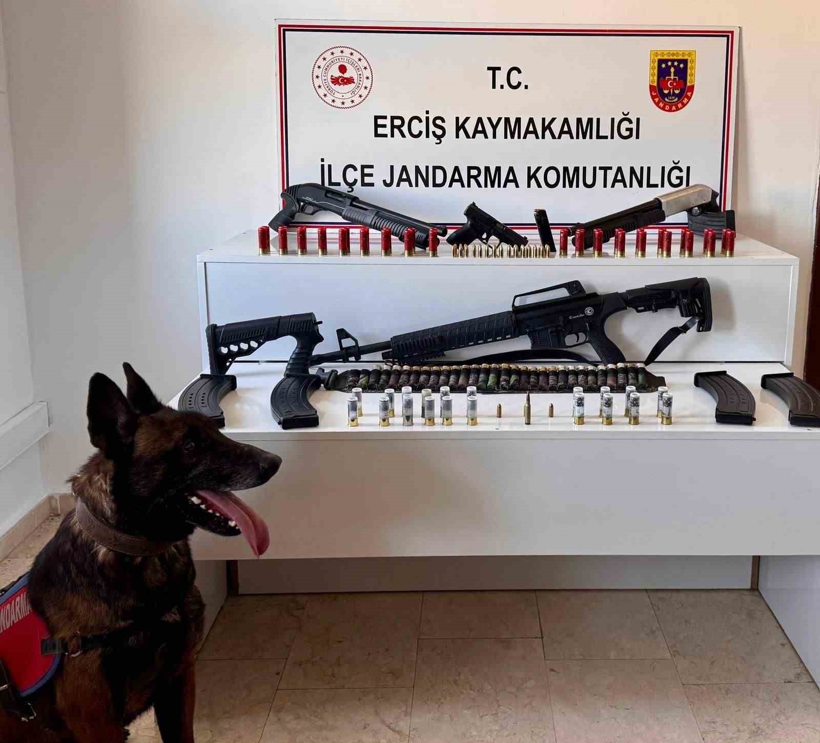 Erciş’te ruhsatsız silah ele geçirildi
