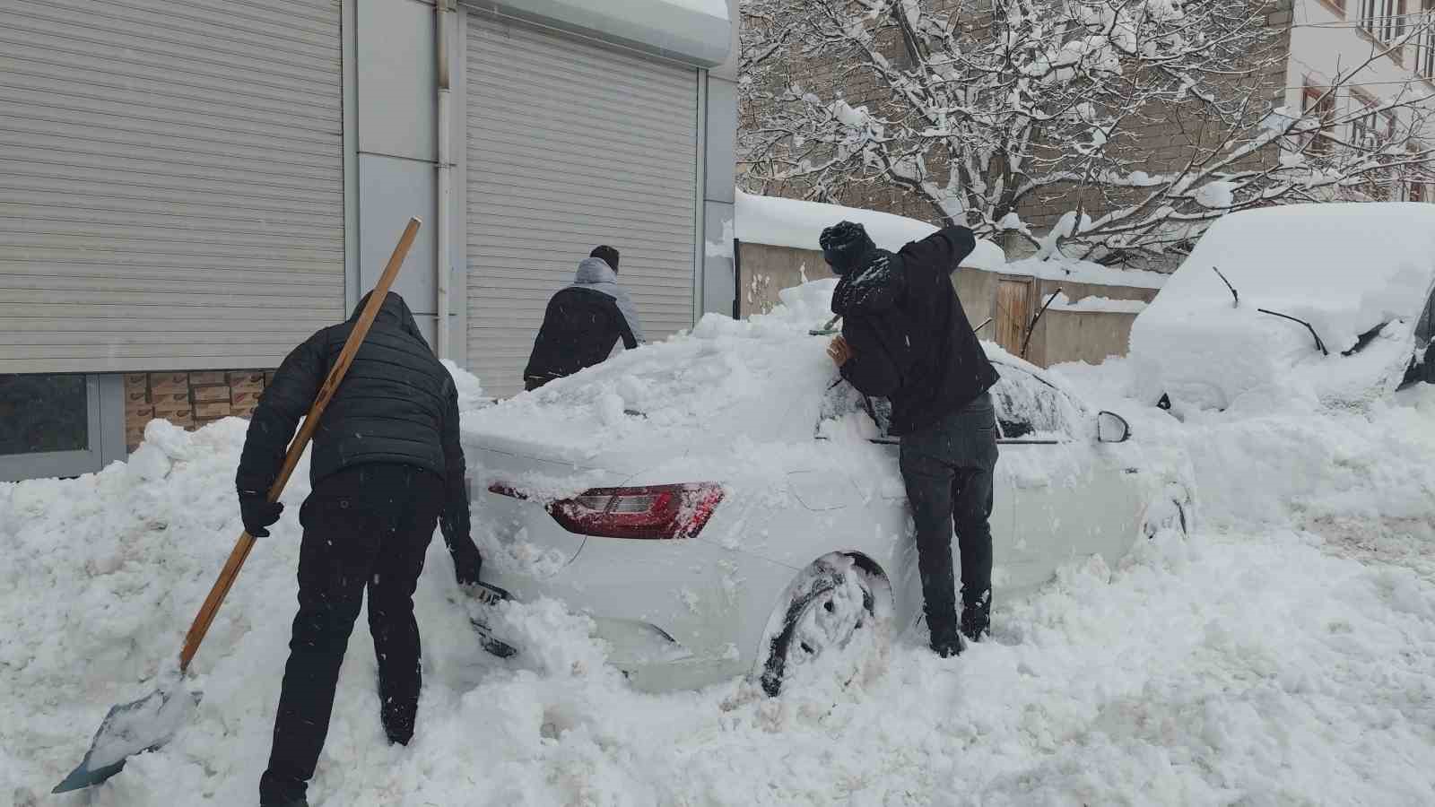 Erciş’te yoğun kar yağışı hayatı felç etti
