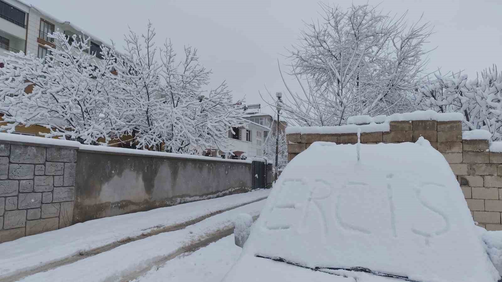 Erciş’te yoğun kar yağışı
