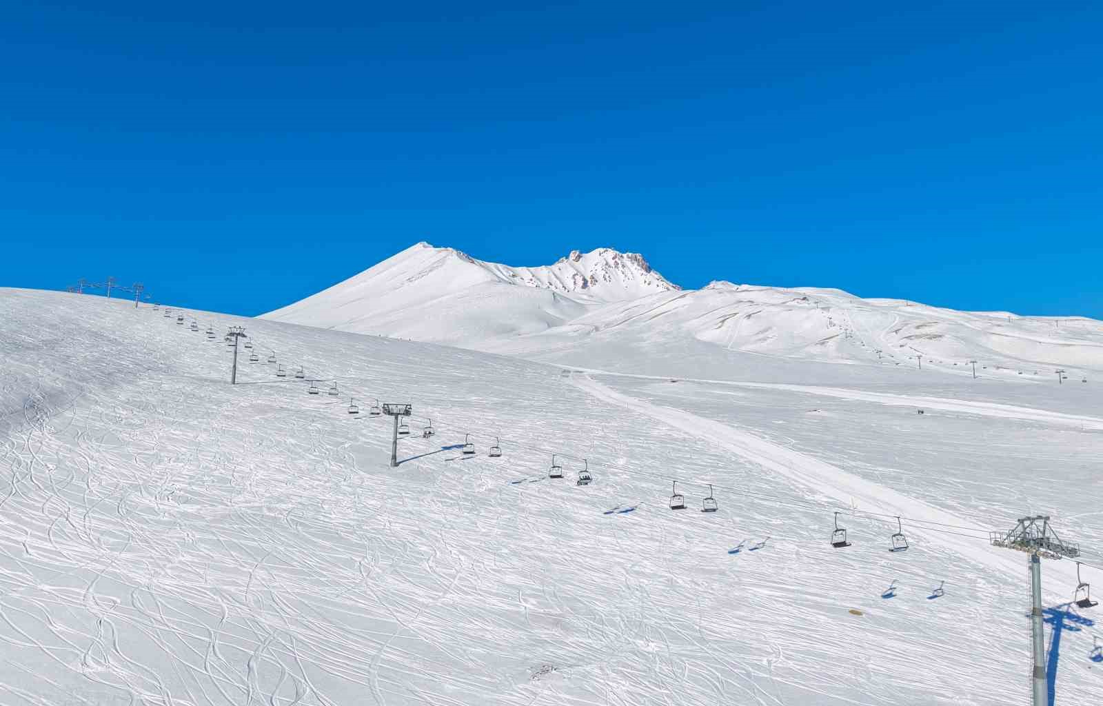 Erciyes, ara tatil ve Ramazan Bayramı’nda kayakseverleri bekliyor
