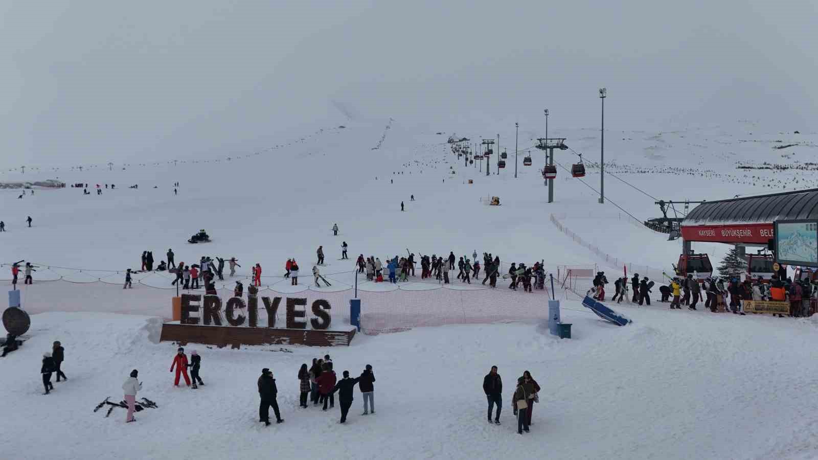 Erciyes’e ziyaretçi akını
Erciyes’e ziyaretçi akını