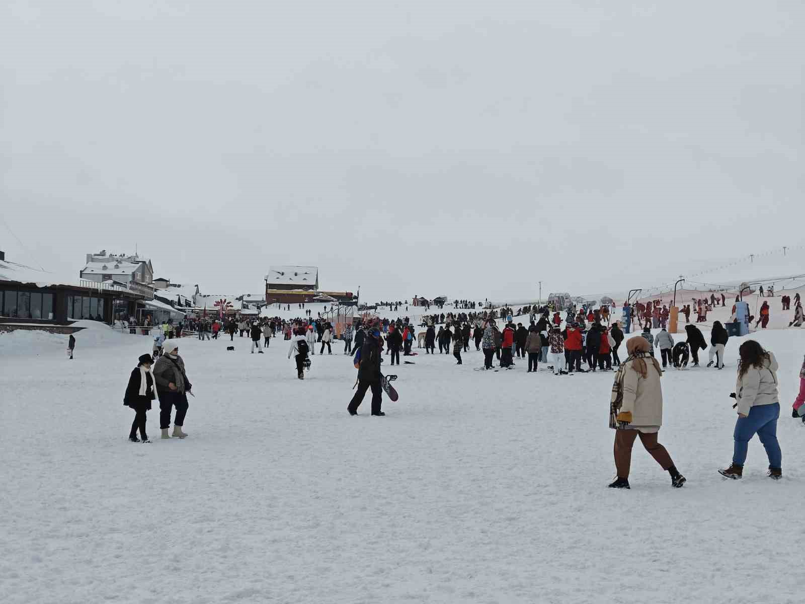 Erciyes’e ziyaretçi akını
Erciyes’e ziyaretçi akını