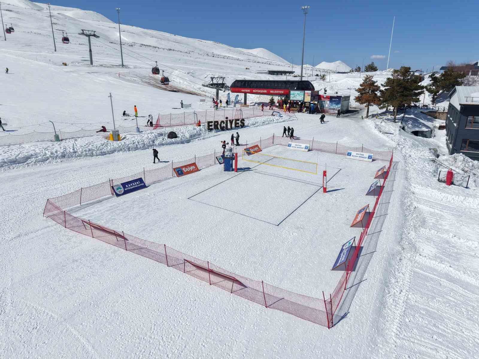 Erciyes’te kar voleybolu heyecanı başlıyor
Erciyes’te kar voleybolu heyecanı başlıyor