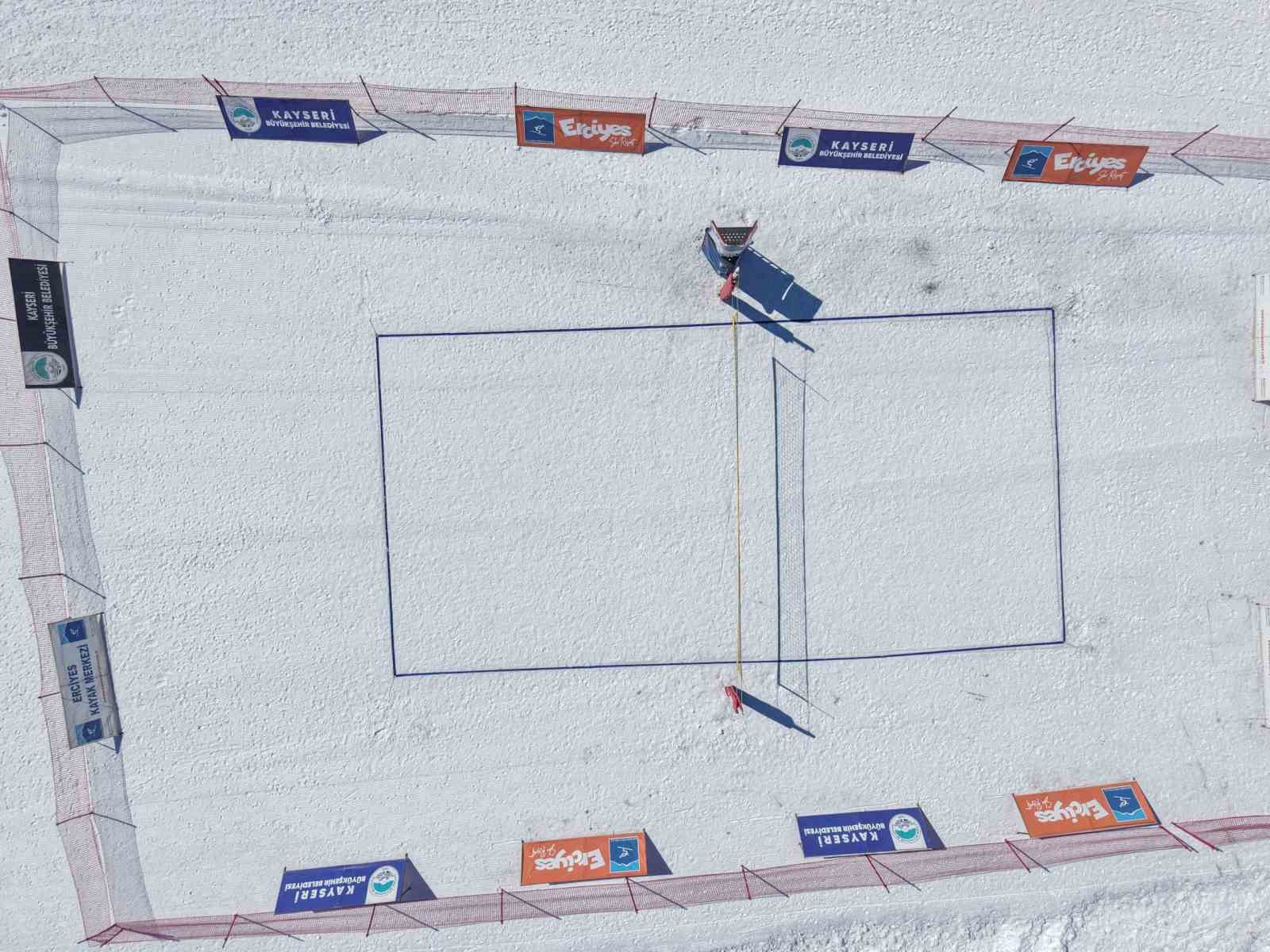 Erciyes’te kar voleybolu heyecanı başlıyor
Erciyes’te kar voleybolu heyecanı başlıyor