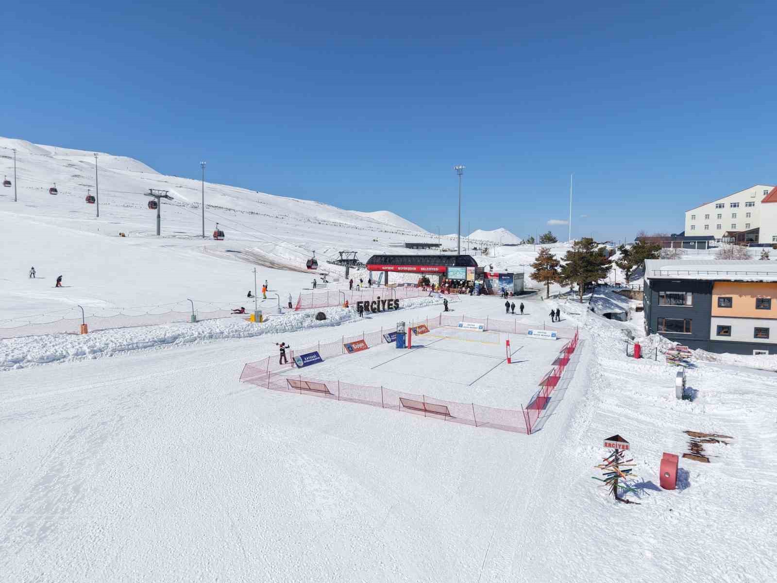 Erciyes’te kar voleybolu heyecanı başlıyor
Erciyes’te kar voleybolu heyecanı başlıyor