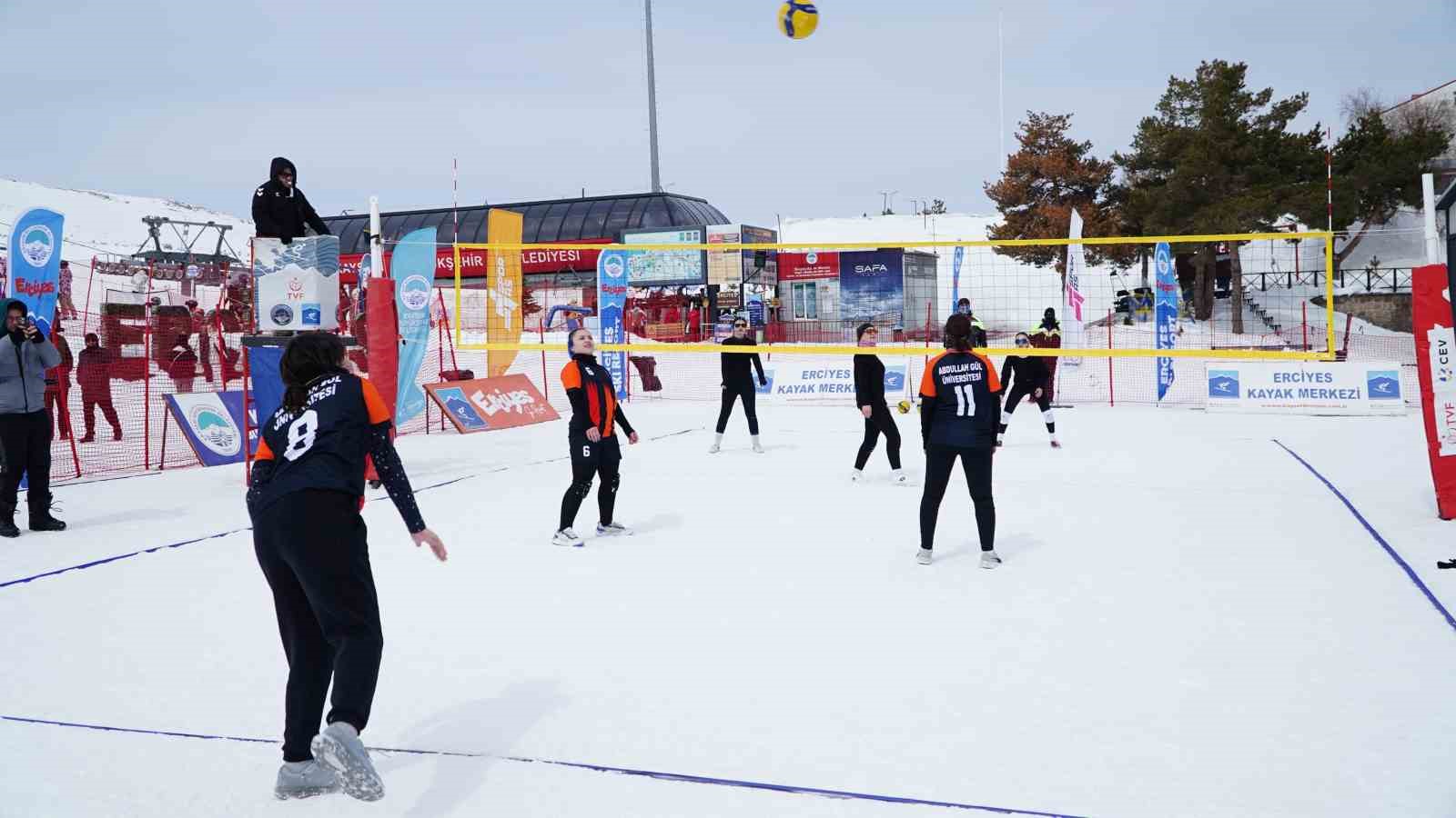 Erciyes’te kar voleybolu heyecanı
