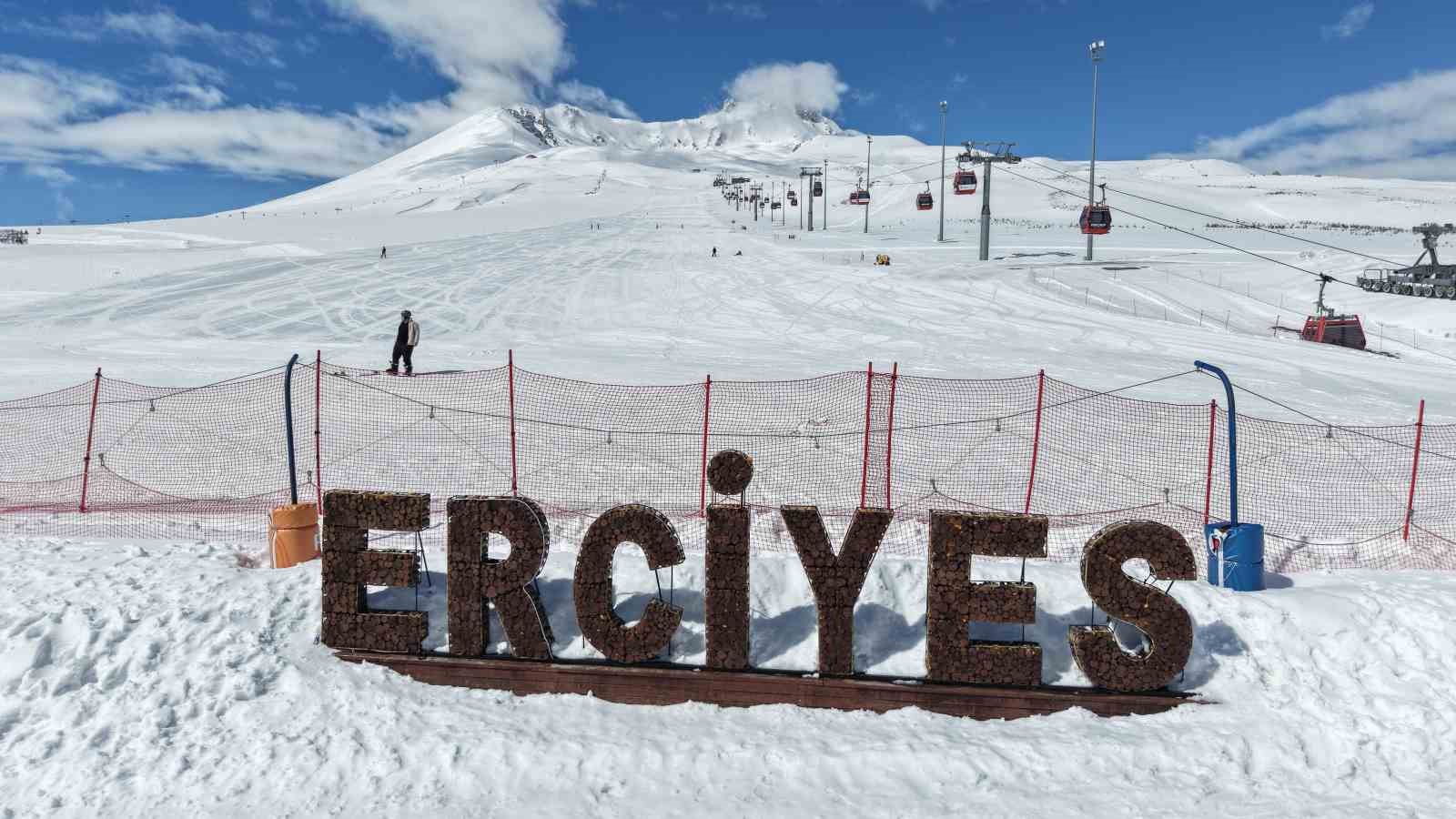 Erciyes’te kayak keyfi nisanda da sürecek
