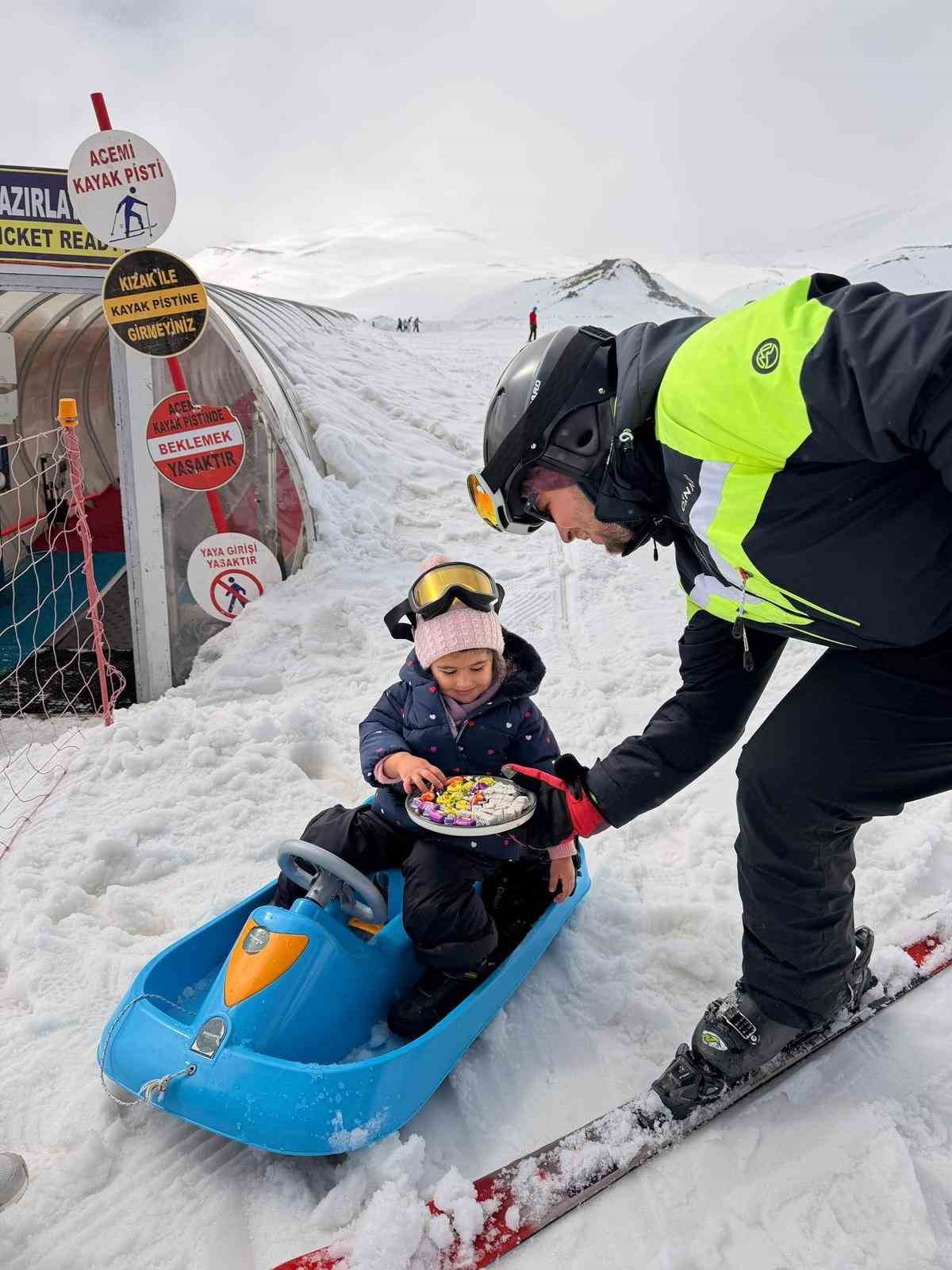 Erciyes’te kayak tutkunlarına bayram şekeri ikram edildi
