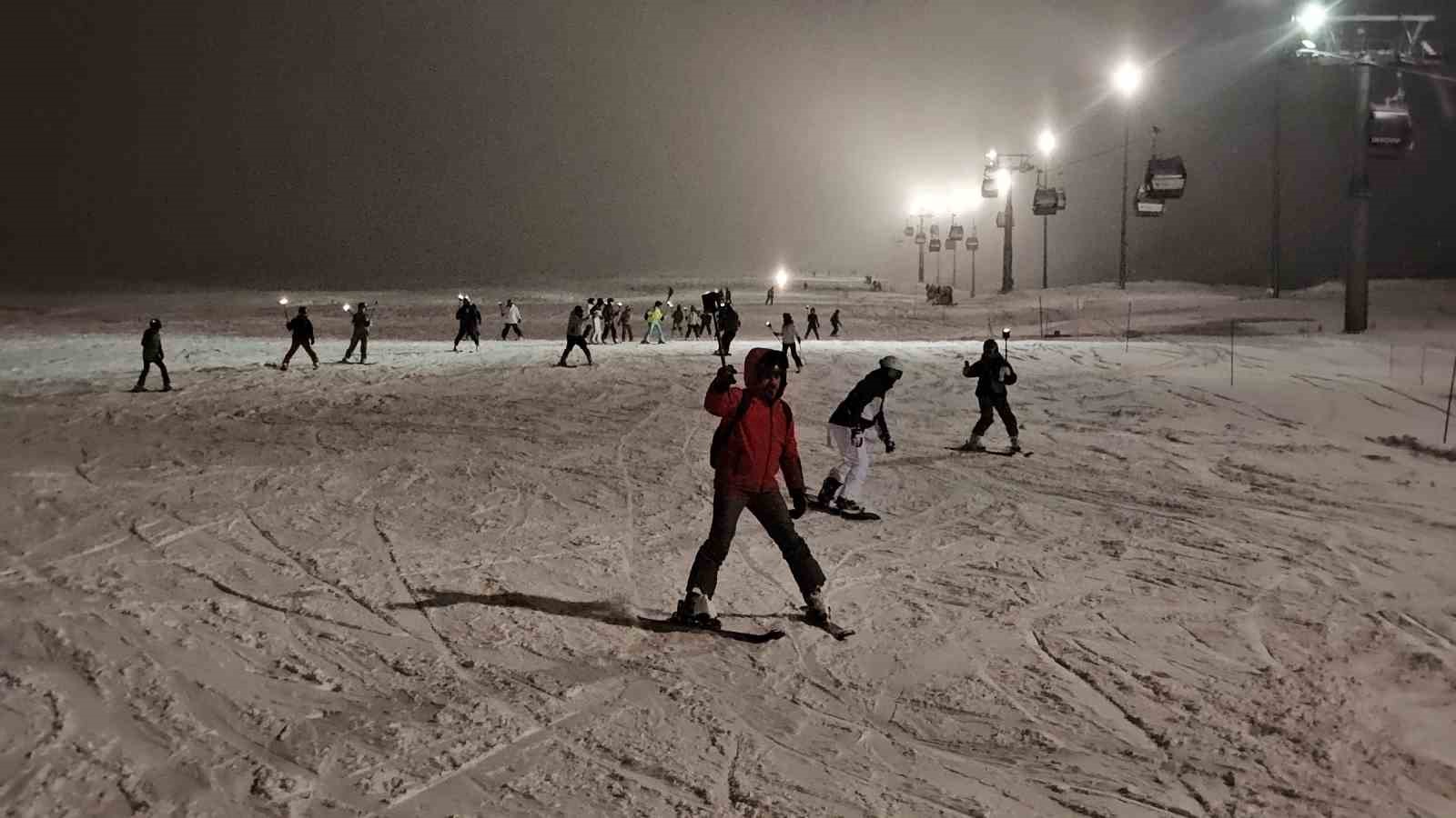 Erciyes’te meşaleli kayak

