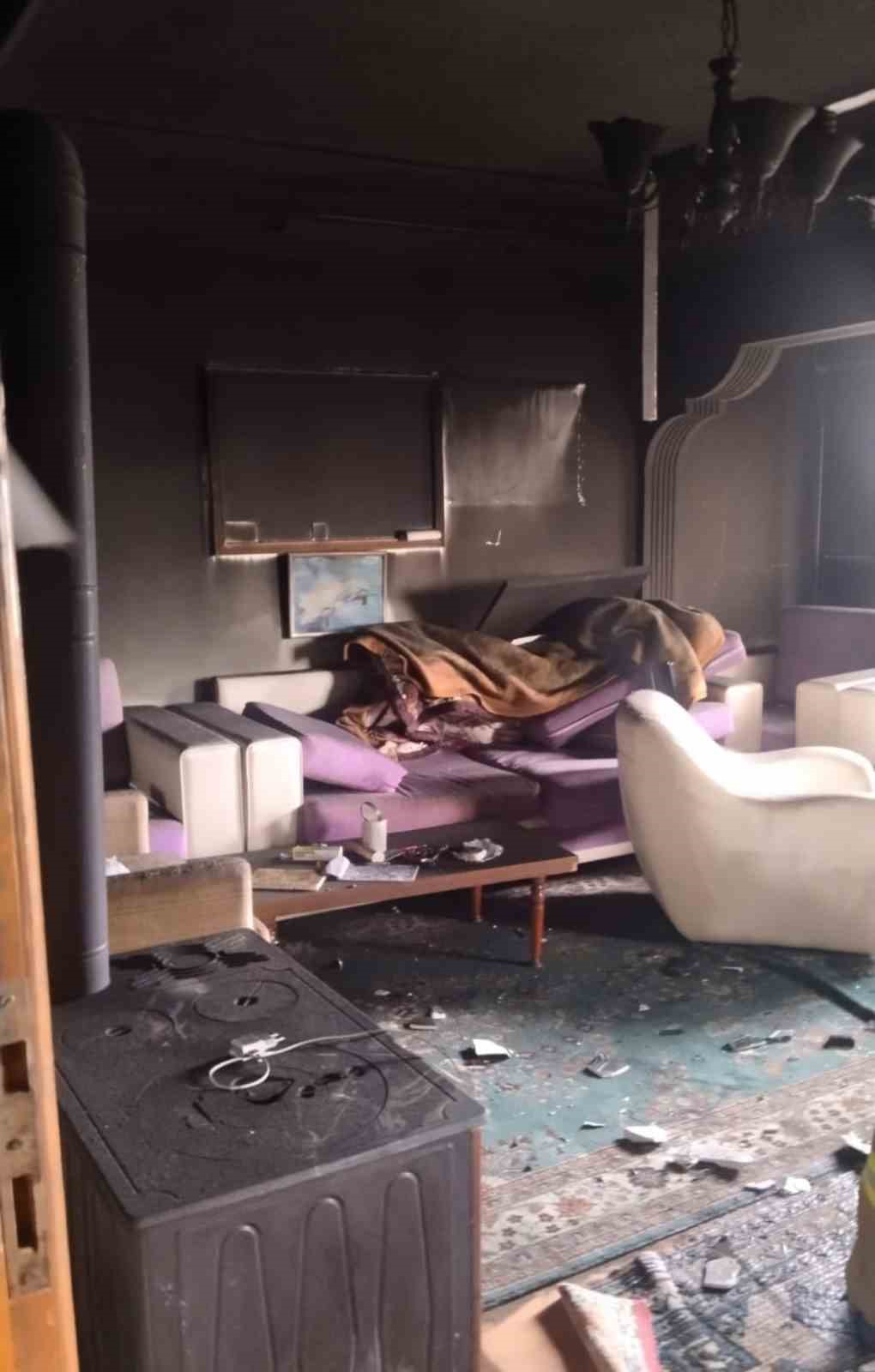 Erdek’te bir apartman dairesi alevlere teslim oldu
