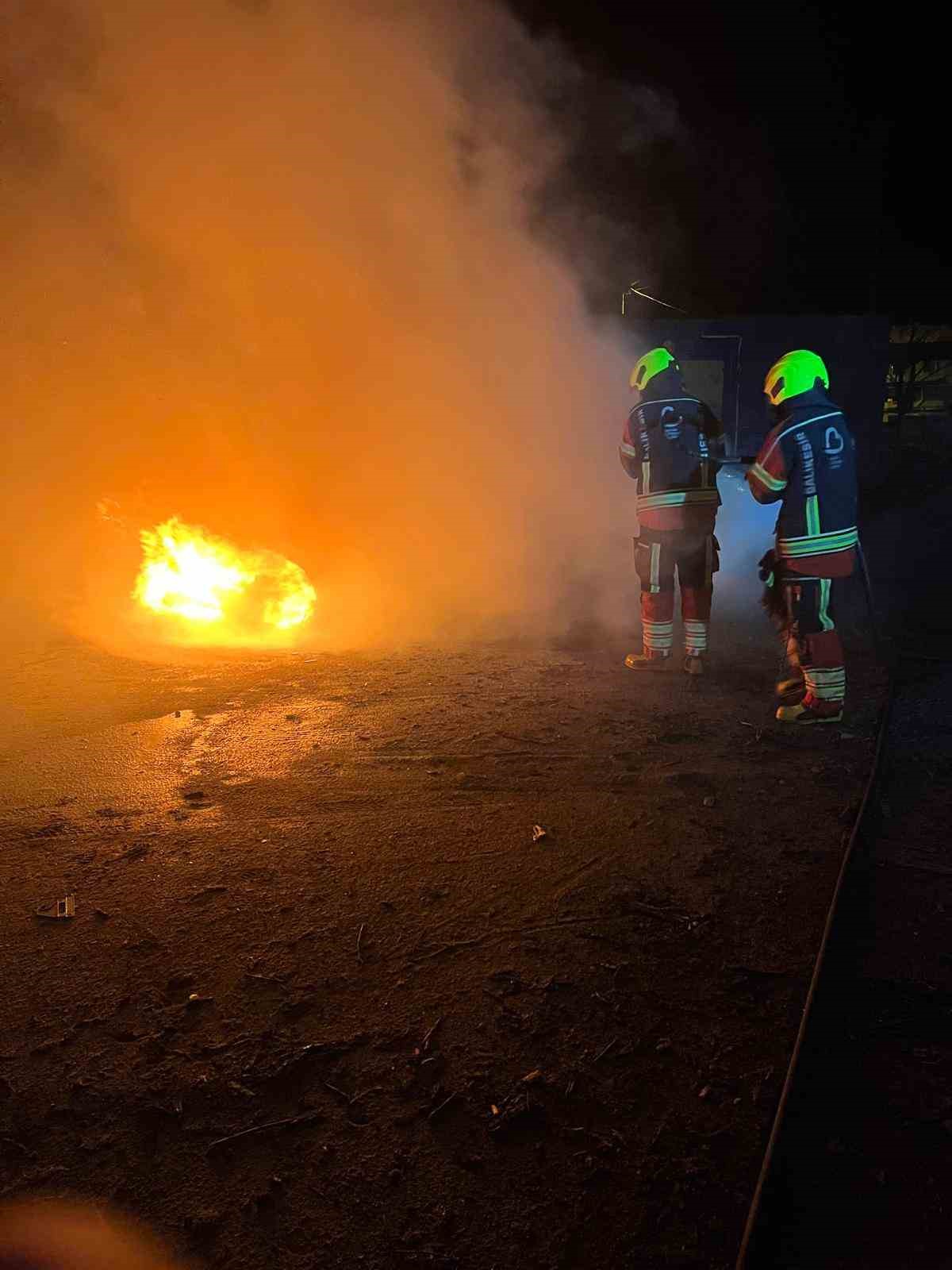Erdek’te korkutan yangın: 1 minibüs kullanılamaz hale gelirken, 2 araçta ise maddi hasar oluştu
