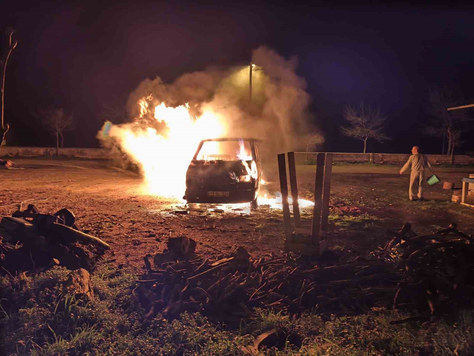 Erdek’te korkutan yangın: 1 minibüs kullanılamaz hale gelirken, 2 araçta ise maddi hasar oluştu
