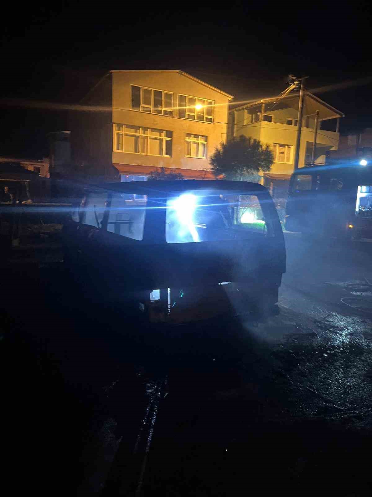 Erdek’te korkutan yangın: 1 minibüs kullanılamaz hale gelirken, 2 araçta ise maddi hasar oluştu
