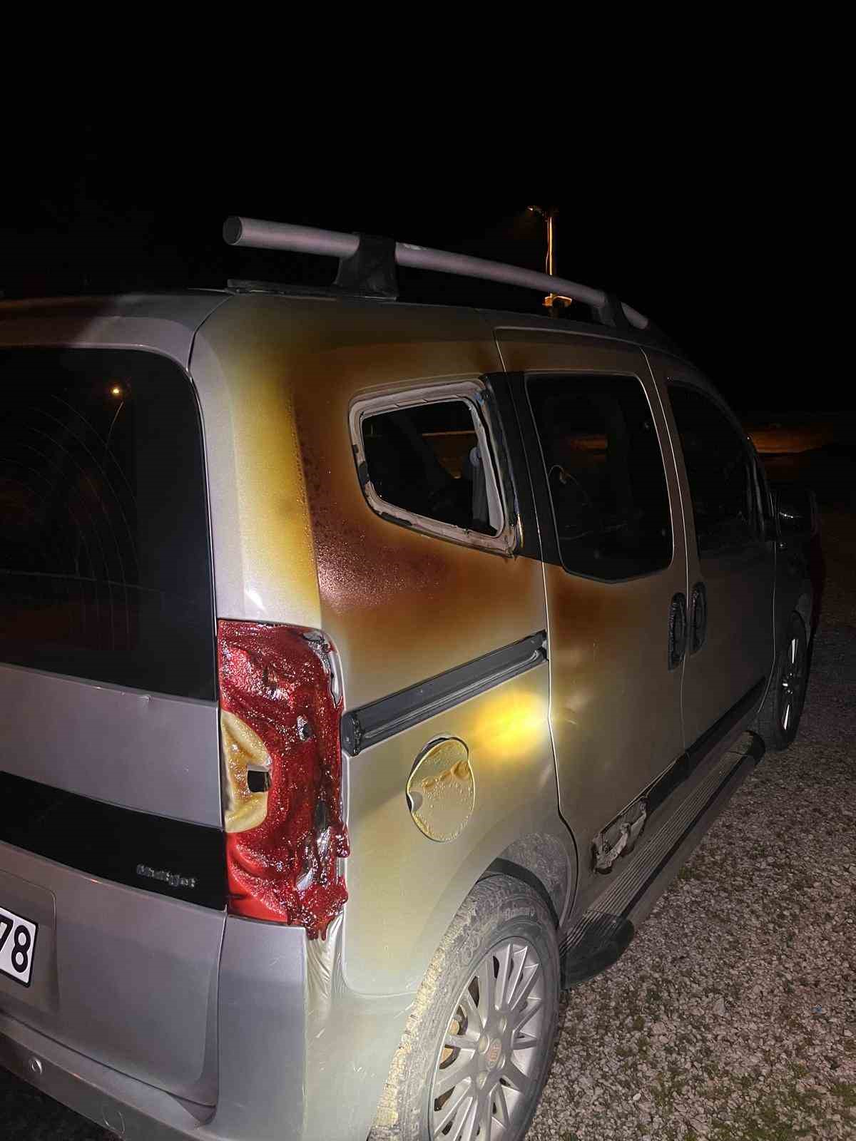 Erdek’te korkutan yangın: 1 minibüs kullanılamaz hale gelirken, 2 araçta ise maddi hasar oluştu
