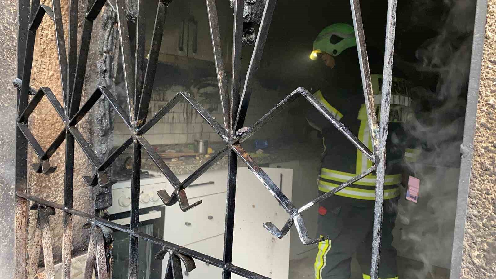 Erdemli’de ev yangını büyümeden söndürüldü
