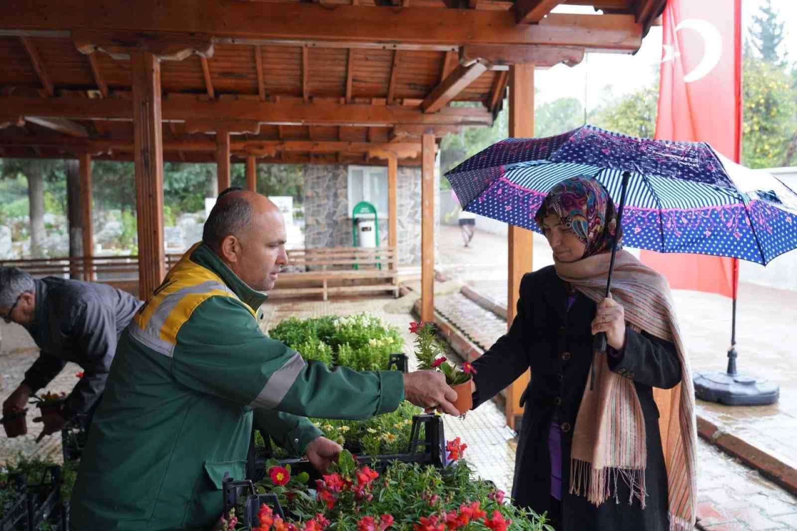 Erdemli’de kabir ziyaretine gelenlere çiçek dağıtıldı
