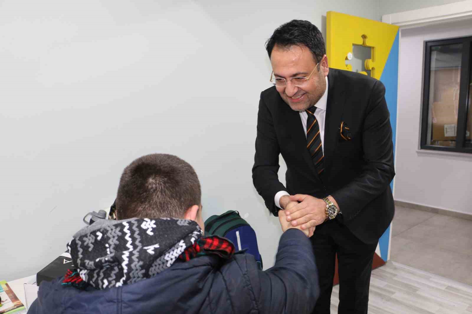 Erdemliler Hareketi Derneği, ihtiyaç sahibi çocuklara mont ve bot desteğinde bulundu
