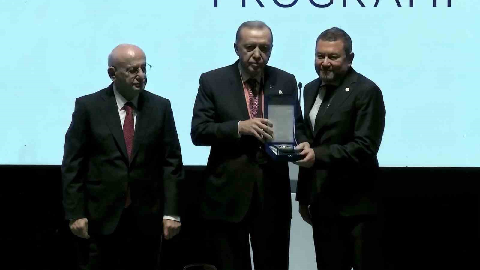 Erdoğan’dan İzmirli iş adamı Nazım Torbaoğlu’na anlamlı plaket
