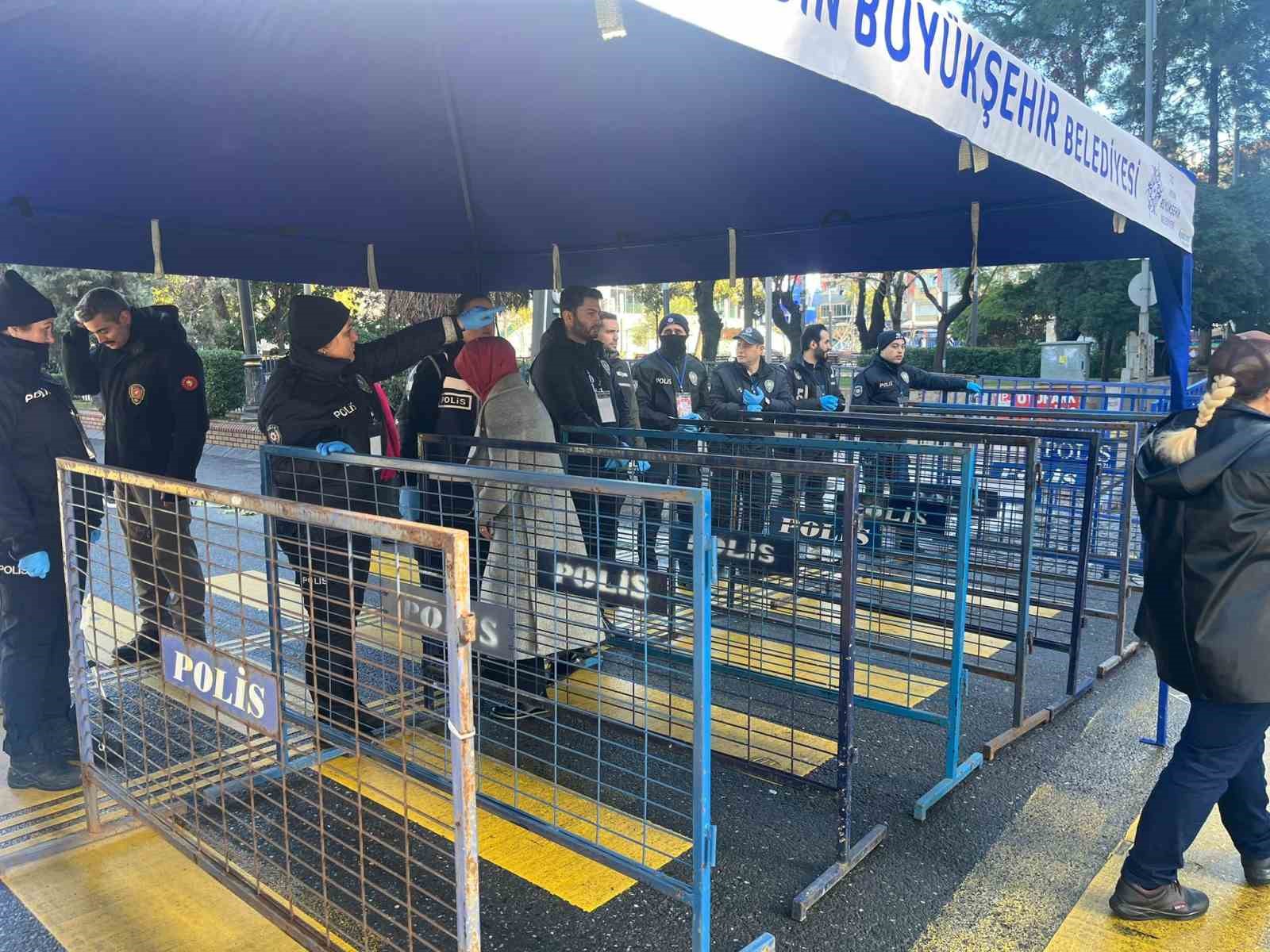 Erdoğan’ın Aydın programı öncesi vatandaşlar alana alınmaya başlandı
