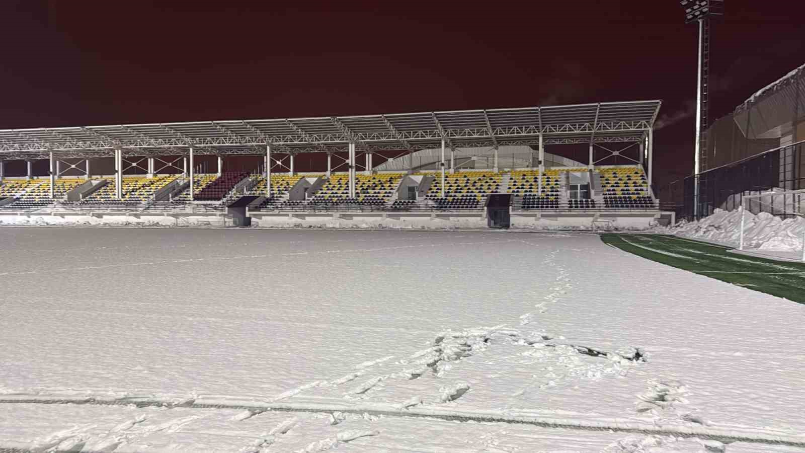 Eren Stadyumu’nda kar temizliği
