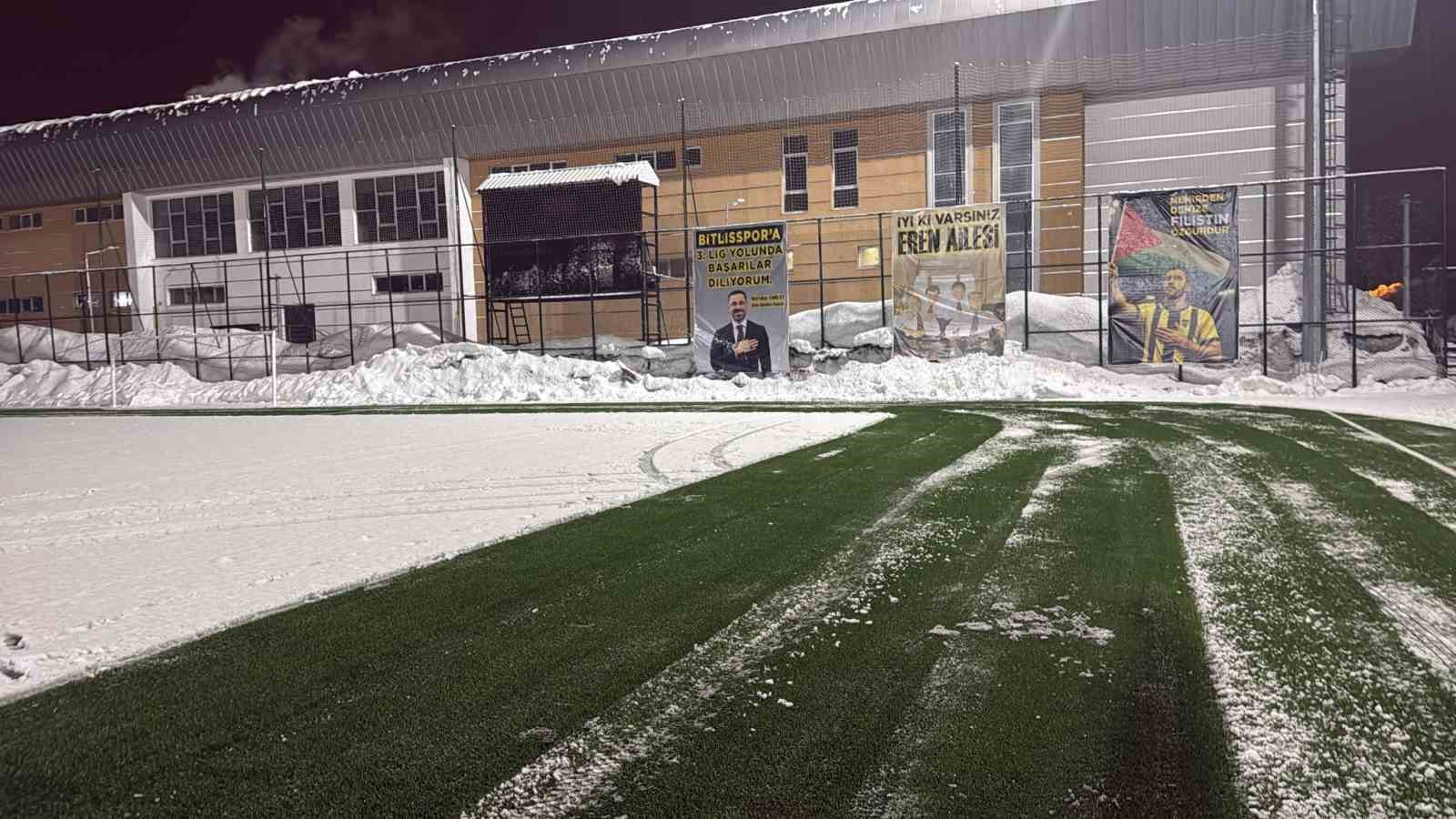 Eren Stadyumu’nda kar temizliği
