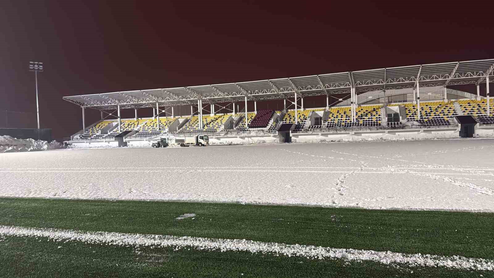 Eren Stadyumu’nda kar temizliği
