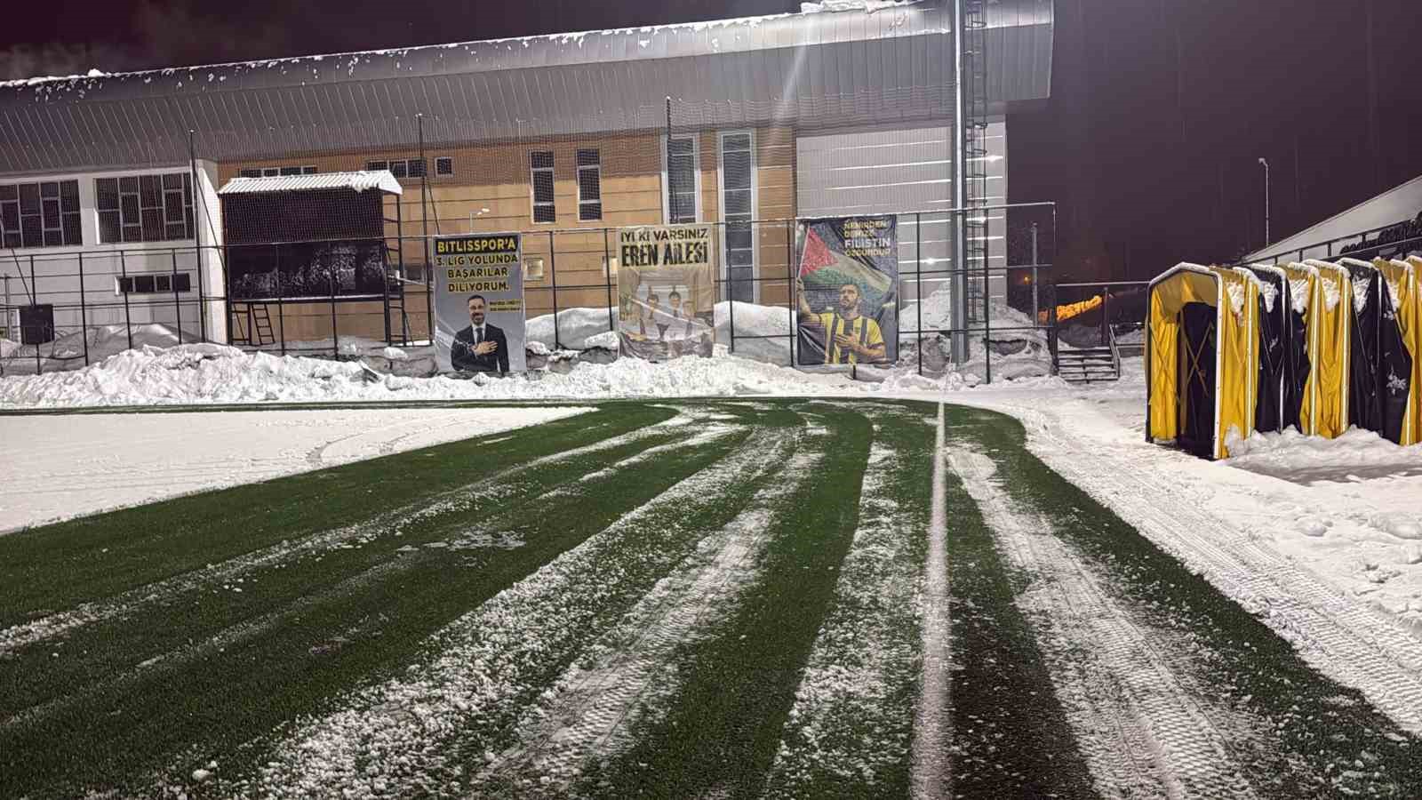 Eren Stadyumu’nda kar temizliği
