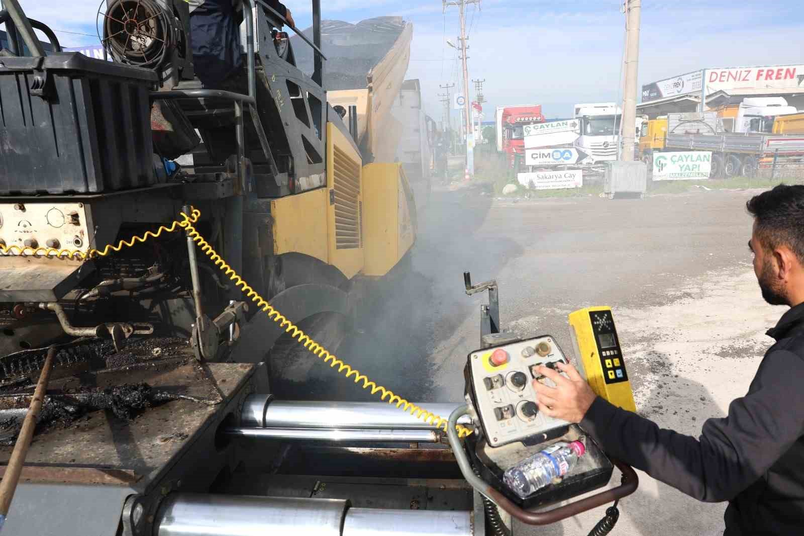 Erenler’de sanayi hattının asfaltı yenileniyor
