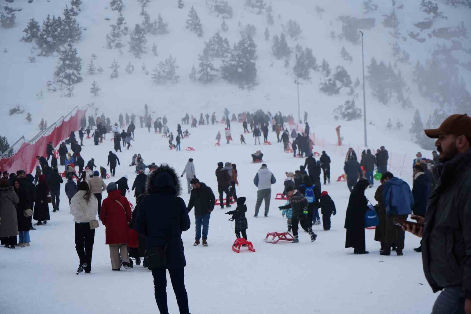 Ergan’da kayak ve kızak keyfi
