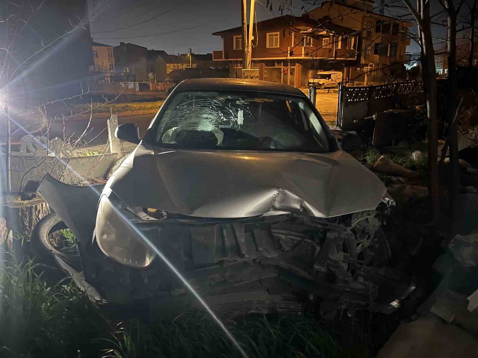 Ergene’de otomobil evin bahçesine daldı
